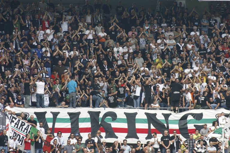 Les Ultras adressent des banderoles aux dirigeants