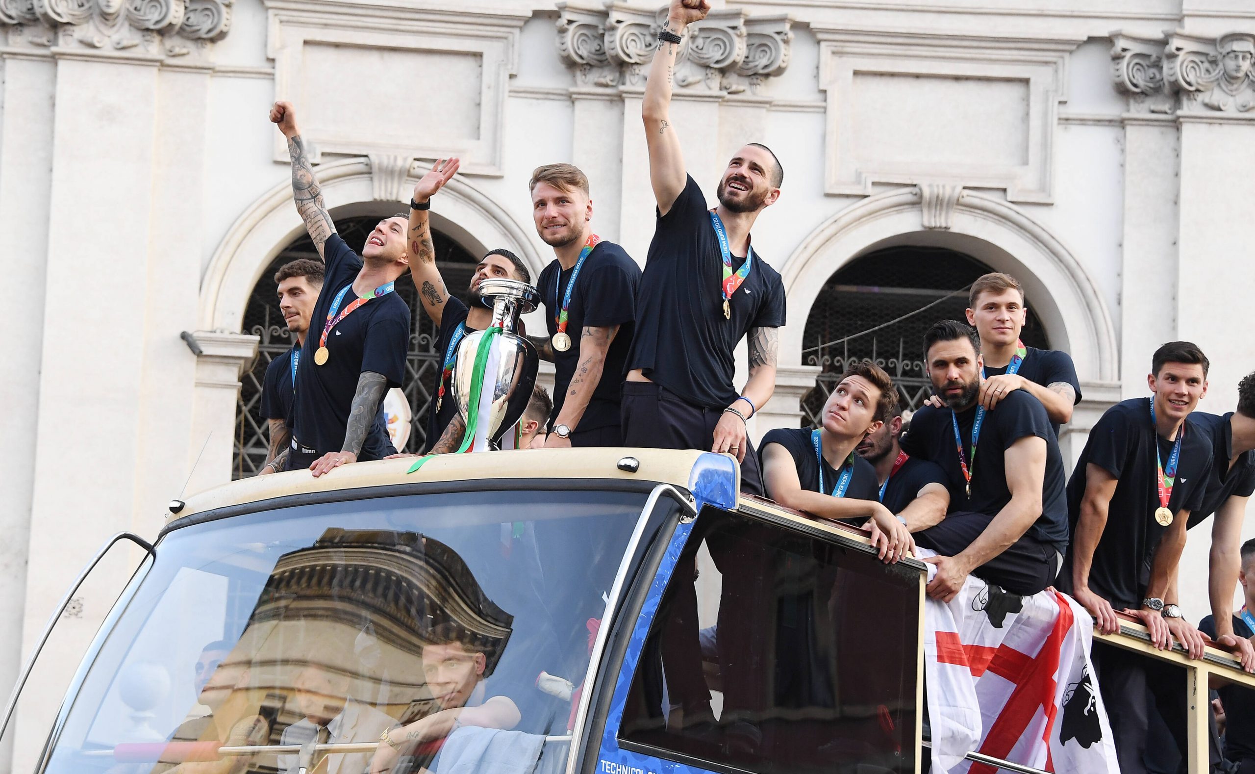 FUSSBALL Euro 2021 12.07.2021 Europameister Italien feiert in einem offenen Buss in den Strassen von Rom den Titel: FGiovanni Di Lorenzo, Federico Bernardeschi, Lorenzo Insigne, Ciro Immobile mit EM Pokal, Leonardo Bonucci, Federico Chiesa, Torwart Salvatore Sirigu und Nicolo Barella v.li. *** FOOTBALL Euro 2021 12 07 2021 European champions Italy celebrate the title in an open bus in the streets of Rome FGiovanni Di Lorenzo, Federico Bernardeschi, Lorenzo Insigne, Ciro Immobile with European Cup, Leonardo Bonucci, Federico Chiesa, goalkeeper Salvatore Sirigu and Nicolo Barella v l