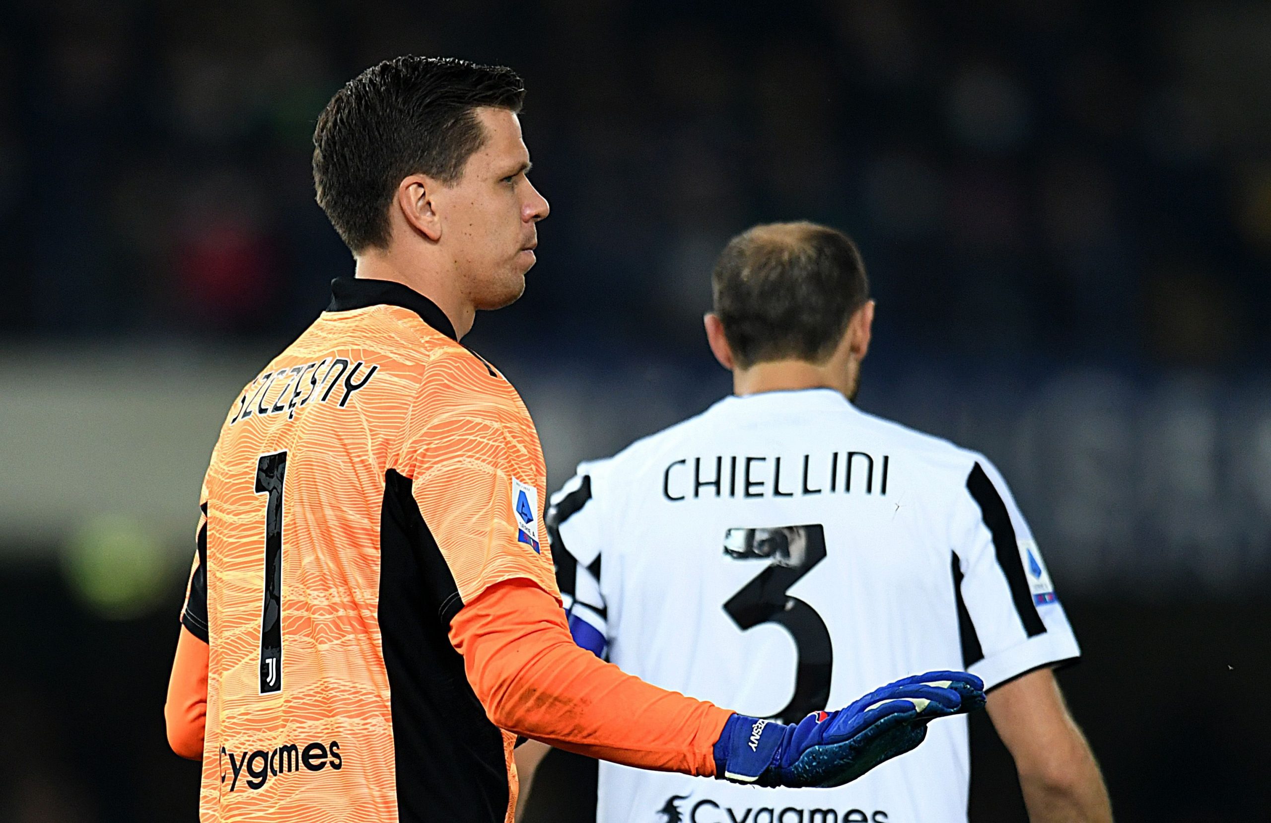 VERONA, ITALY - OCTOBER 30: Wojciech Szczesny of Juventus gestures during the Serie A match between Hellas and Juventus at Stadio Marcantonio Bentegodi on October 30, 2021 in Verona, Italy. (Photo by Alessandro Sabattini/Getty Images)