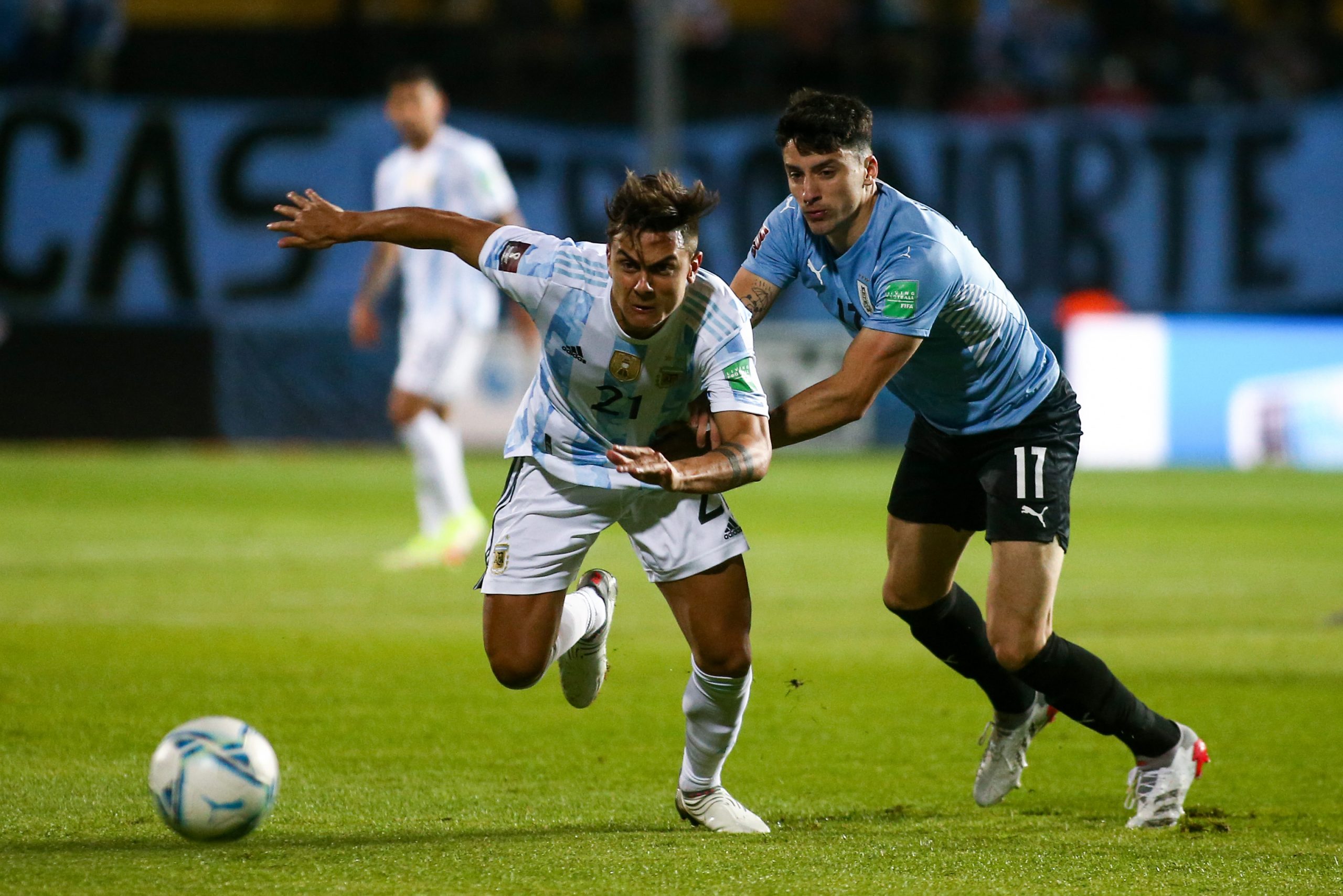 MONTEVIDEO, URUGUAY - NOVEMBER 12: Paulo Dybala of Argentina fights for the ball with Gastón Pereiro of Uruguay during a match between Uruguay and Argentina as part of FIFA World Cup Qatar 2022 Qualifiers at Campeón del Siglo Stadium on November 12, 2021 in Montevideo, Uruguay. (Photo by Ernesto Ryan/Getty Images)