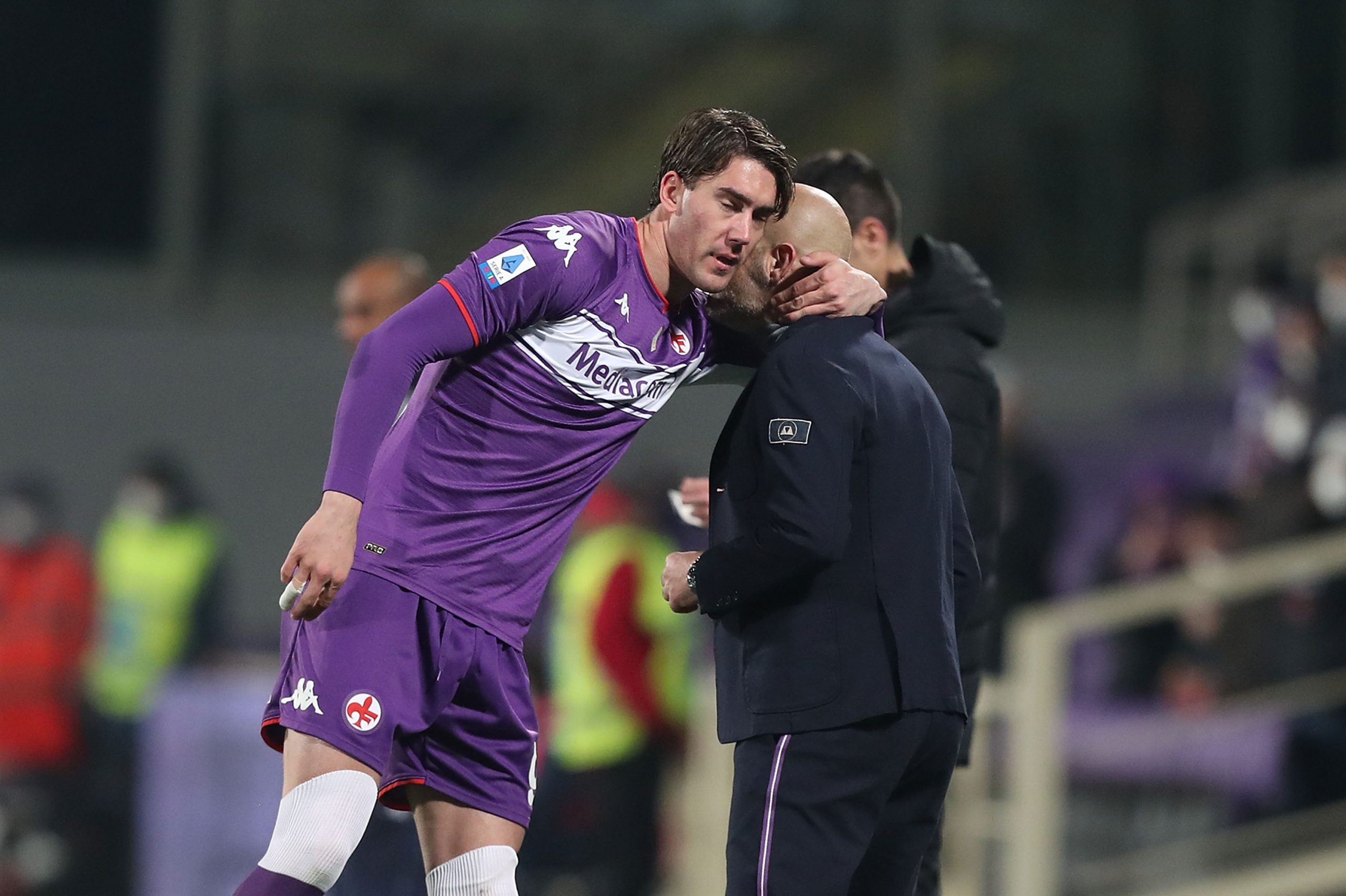 FLORENCE, ITALY - JANUARY 17: Dusan Vlahovic and Vincenzo Italiano manager of ACF Fiorentina celebrates after scoring a goal during the Serie A match between ACF Fiorentina and Genoa CFC at Stadio Artemio Franchi on January 17, 2022 in Florence, Italy. (Photo by Gabriele Maltinti/Getty Images)