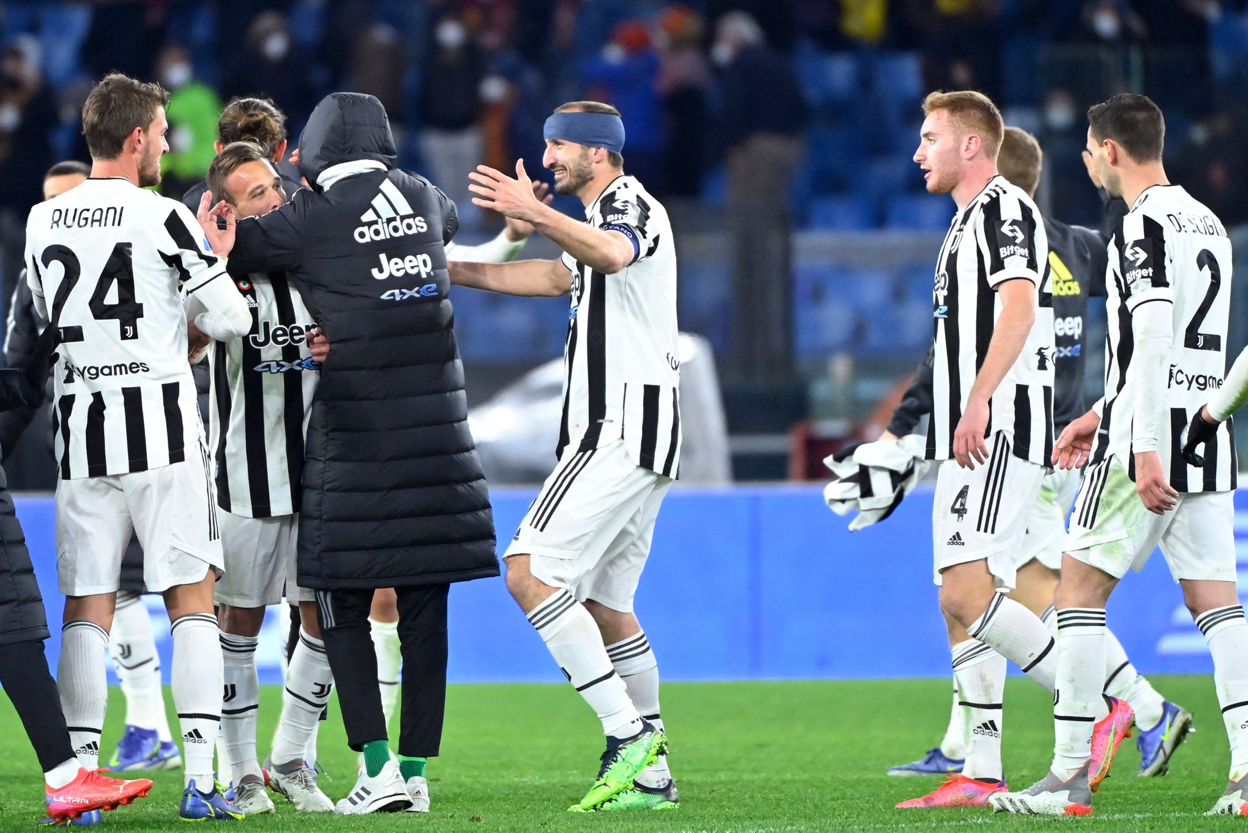 Juventus' Italian defender Giorgio Chiellini (C) celebrates with teammates at the end of the Serie A soccer match between AS Roma and Juventus at the Olympic Stadium in Rome on January 9, 2022. (Photo by Alberto PIZZOLI / AFP) (Photo by ALBERTO PIZZOLI/AFP via Getty Images)
