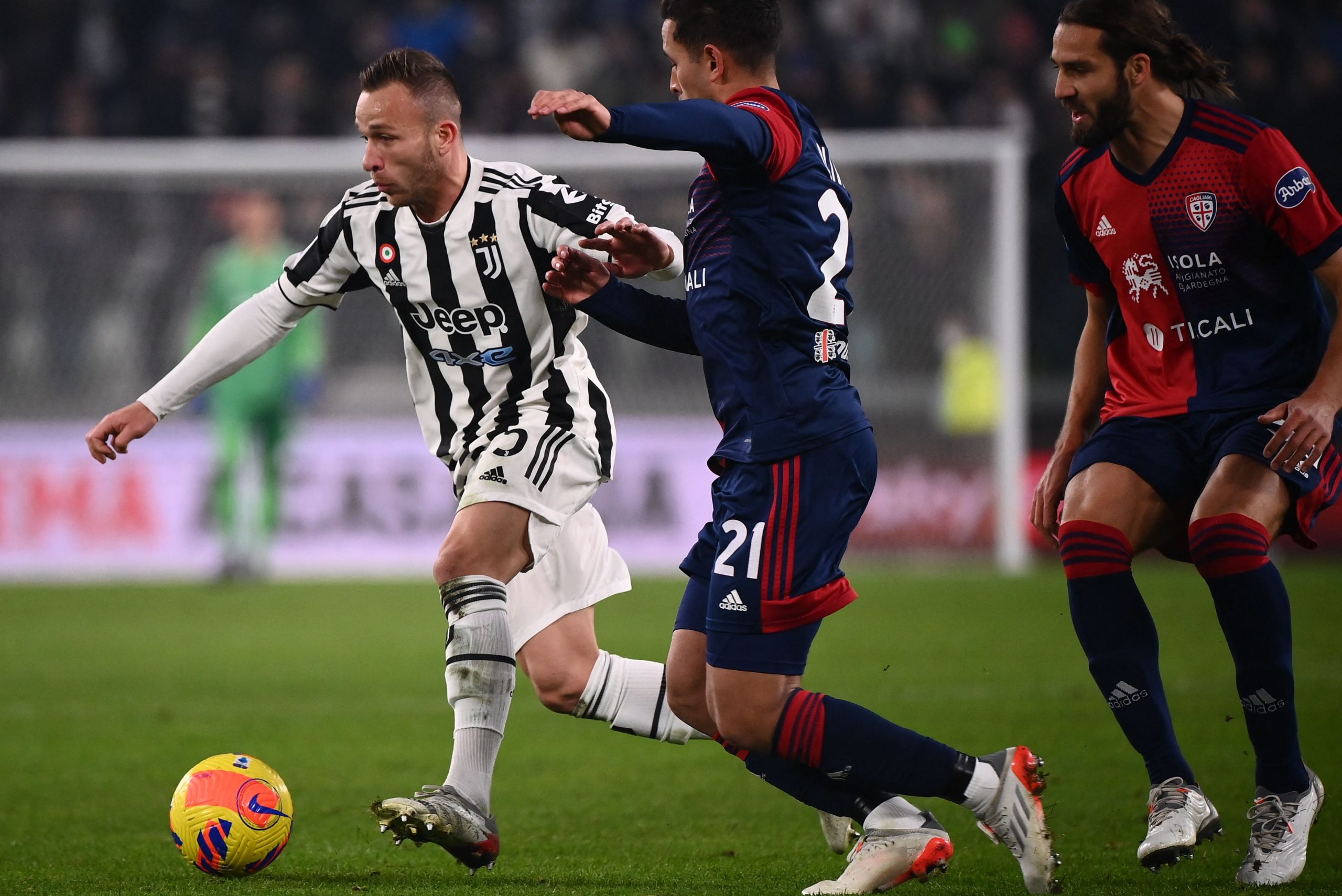 Juventus' Brazilian midfielder Arthur (L) outruns Cagliari's Uruguayan midfielder Christian Oliva during the Italian Serie A football match between Juventus and Cagliari on December 21, 2021 at the Juventus stadium in Turin. (Photo by Marco BERTORELLO / AFP) (Photo by MARCO BERTORELLO/AFP via Getty Images)