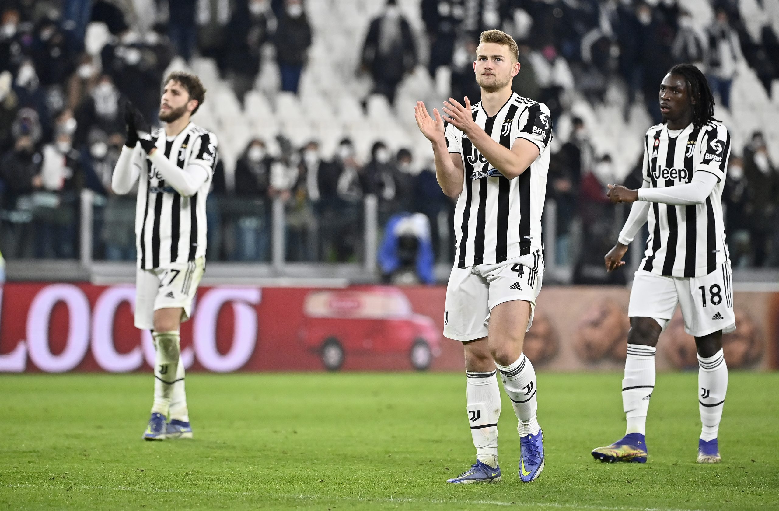 TURIN, ITALY - JANUARY 06: Matthijs De Ligt of Juventus thanks the support after the Serie A match between Juventus and SSC Napoli at Allianz Stadium on January 06, 2022 in Turin, Italy. (Photo by Stefano Guidi/Getty Images)