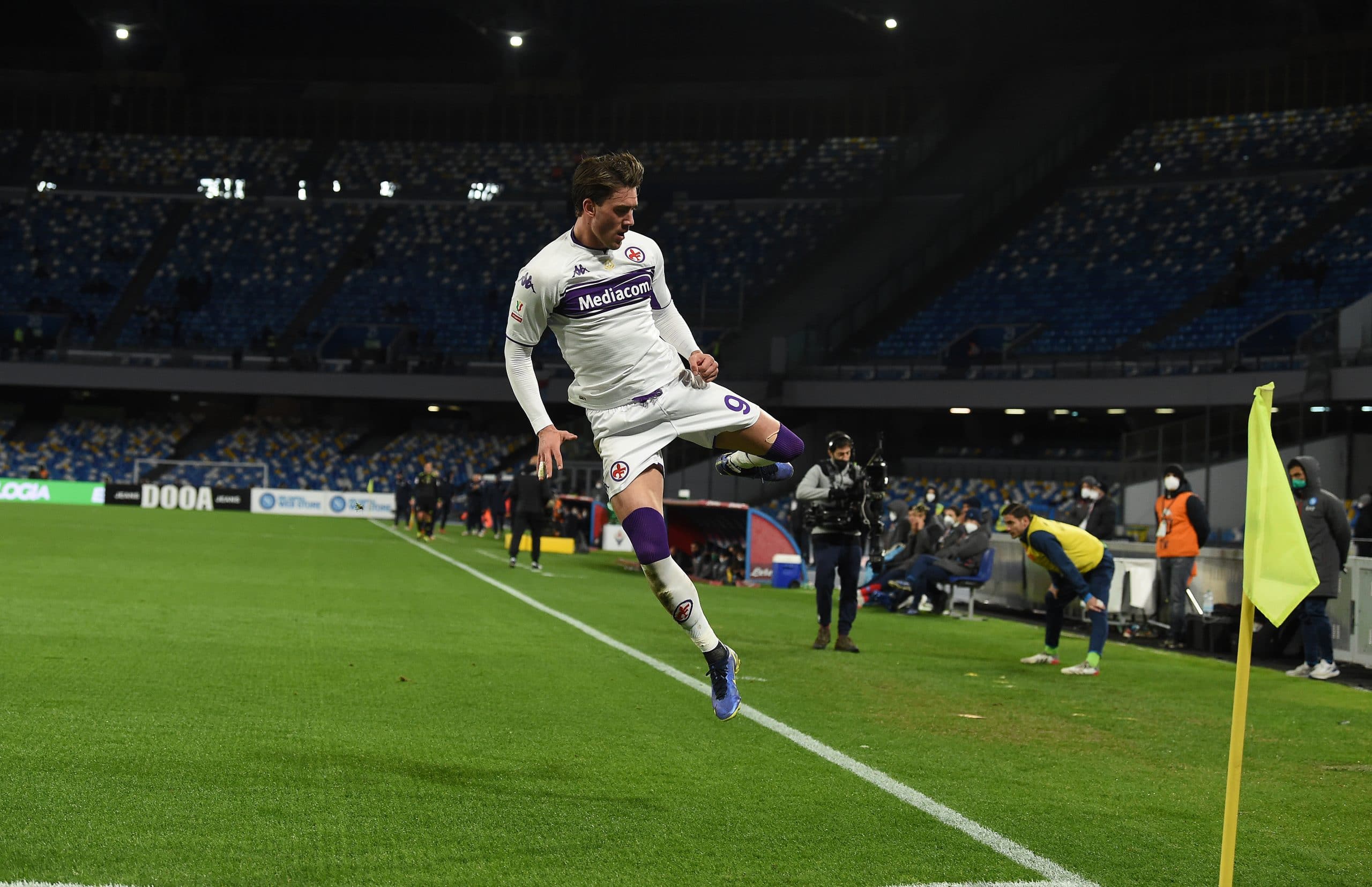 NAPLES, ITALY - JANUARY 13: Dusan Vlahovic of ACF Fiorentina celebrates after scoring his side's opening goal during the Coppa Italia match between SSC Napoli and ACF Fiorentina at Stadio Diego Armando Maradona on January 13, 2022 in Naples, Italy. (Photo by Francesco Pecoraro/Getty Images)