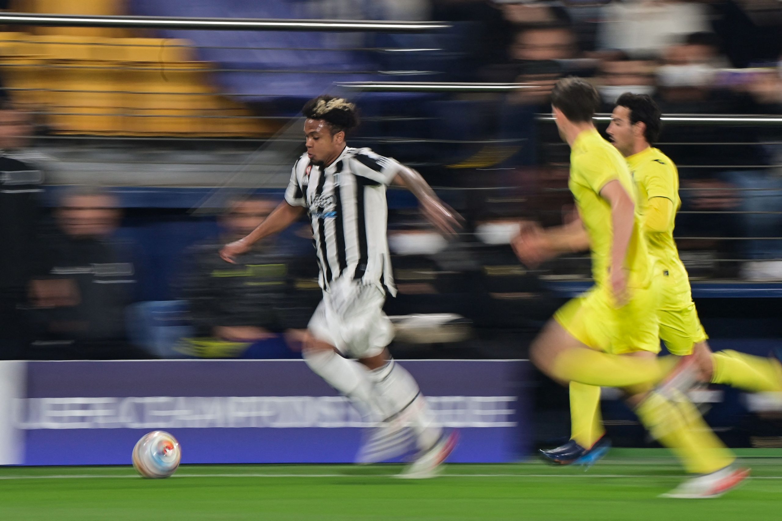 Juventus' US midfielder Weston McKennie (L) runs with the ball during the UEFA Champions League football match between Villarreal and Juventus at La Ceramica stadium in Vila-real on February 22, 2022. (Photo by JAVIER SORIANO / AFP) (Photo by JAVIER SORIANO/AFP via Getty Images)