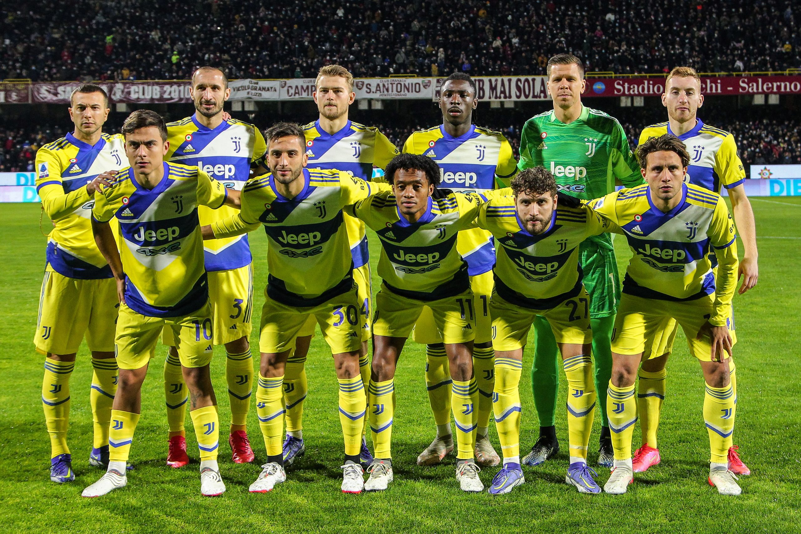 (From L, Front) Juventus' Argentine forward Paulo Dybala, Juventus' Uruguayan midfielder Rodrigo Bentancur, Juventus' Colombian midfielder Juan Cuadrado, Juventus' Italian midfielder Manuel Locatelli and Juventus' Italian defender Luca Pellegrini and (From L, Rear) Juventus' Italian forward Federico Bernardeschi, Juventus' Italian defender Giorgio Chiellini, Juventus' Dutch defender Matthijs De Ligt, Juventus' Italian forward Moise Kean, Juventus' Polish goalkeeper Wojciech Szczesny and Juventus' Swedish forward Dejan Kulusevski pose for a team photo prior to the Italian Serie A football match between Salernitana and Juventus on November 30, 2021 at the Arigis stadium in Salerno. (Photo by Carlo Hermann / AFP) (Photo by CARLO HERMANN/AFP via Getty Images)