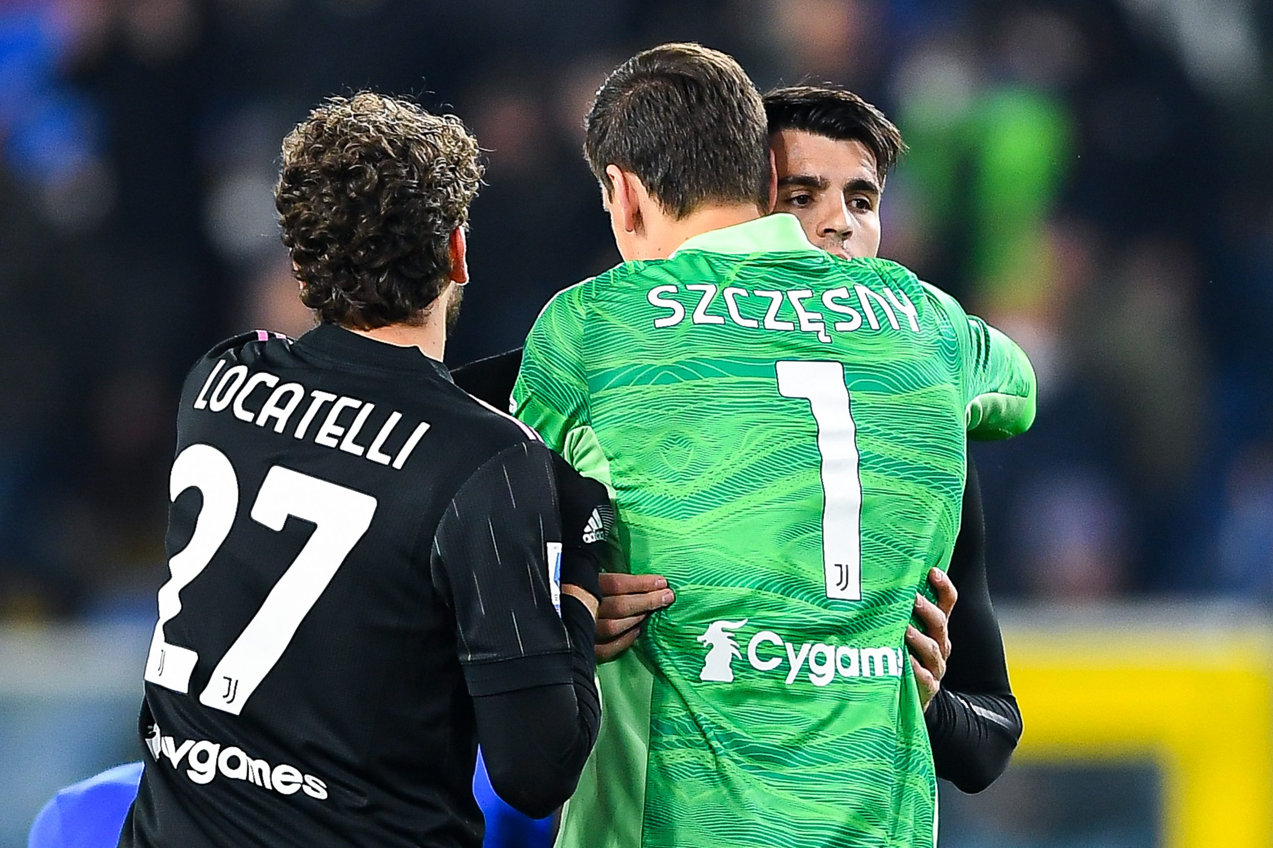 GENOA, ITALY - MARCH 12: Wojciech Szczesny of Juventus (C) celebrates with his team-mates Manuel Locatelli and Alvaro Morata after the Serie A match between UC Sampdoria and Juventus FC at Stadio Luigi Ferraris on March 12, 2022 in Genoa, Italy. (Photo by Getty Images)