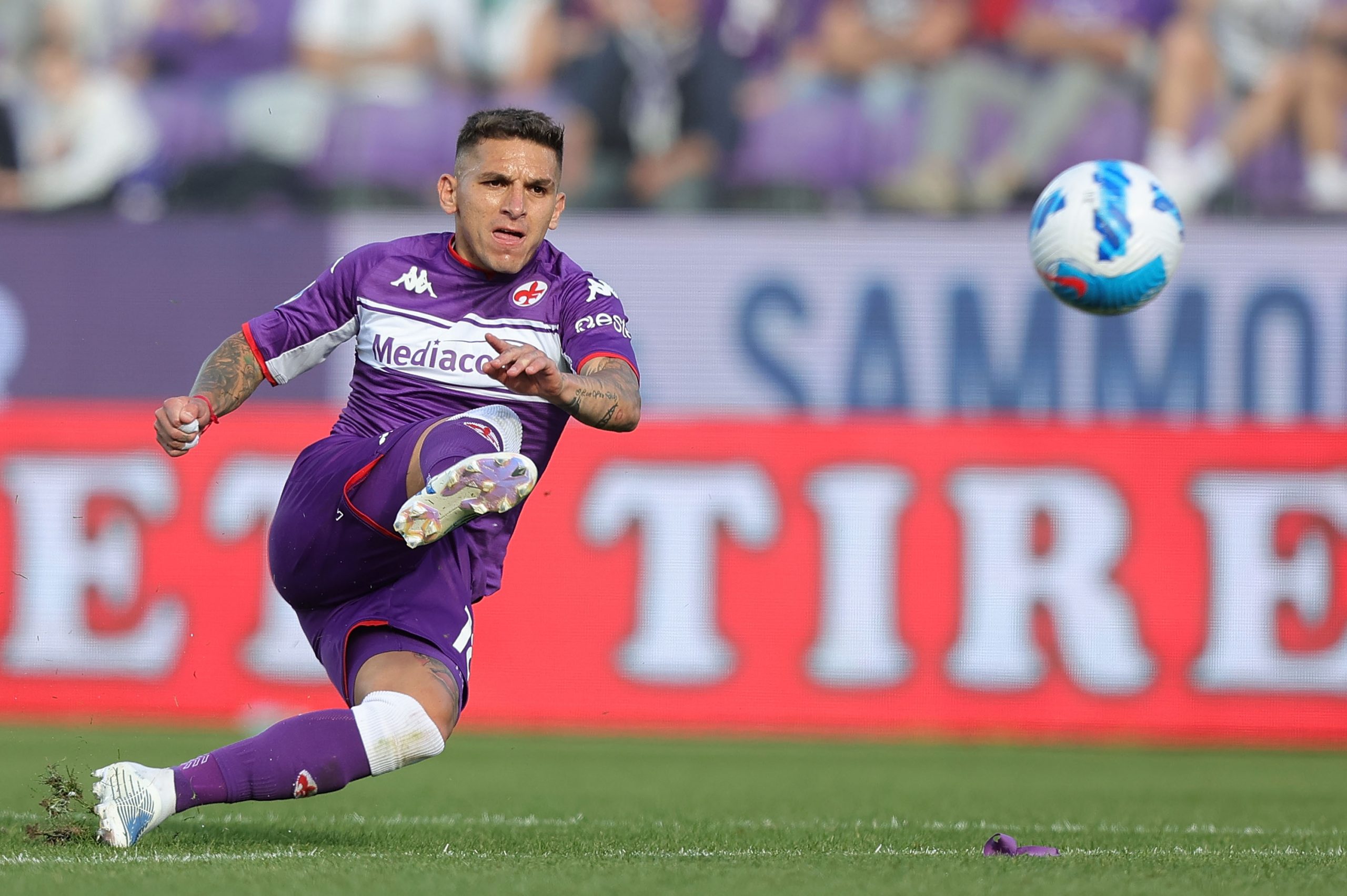 FLORENCE, ITALY - APRIL 16: Lucas Sebastián Torreira Di Pascua of ACF Fiorentina in action during the Serie A match between ACF Fiorentina and Venezia FC at Stadio Artemio Franchi on April 17, 2022 in Florence, Italy. (Photo by Gabriele Maltinti/Getty Images)