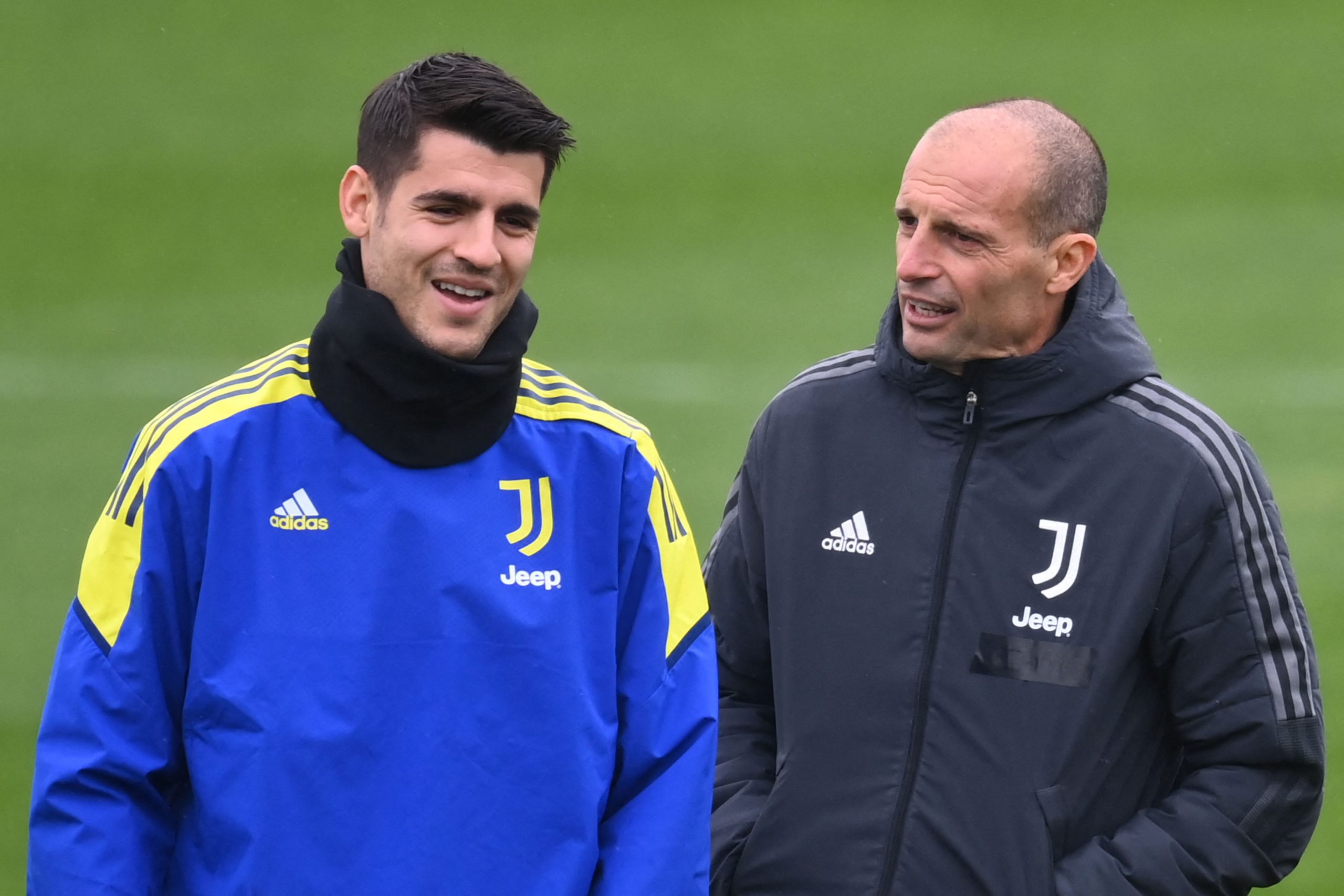 Juventus' Spanish forward Alvaro Morata (L) and Juventus' Italian head coach Massimiliano Allegri attend a training session on November 22, 2021 at the Continassa training ground in Turin, on the eve of their UEFA Champions League Group H away football match against Chelsea. (Photo by Marco BERTORELLO / AFP) (Photo by MARCO BERTORELLO/AFP via Getty Images)