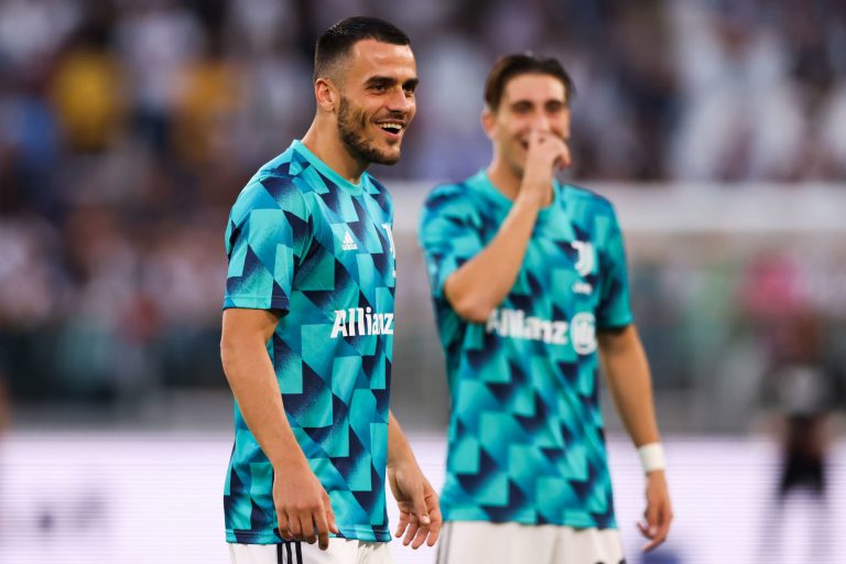 Filip Kostic répond aux différentes questions des médias