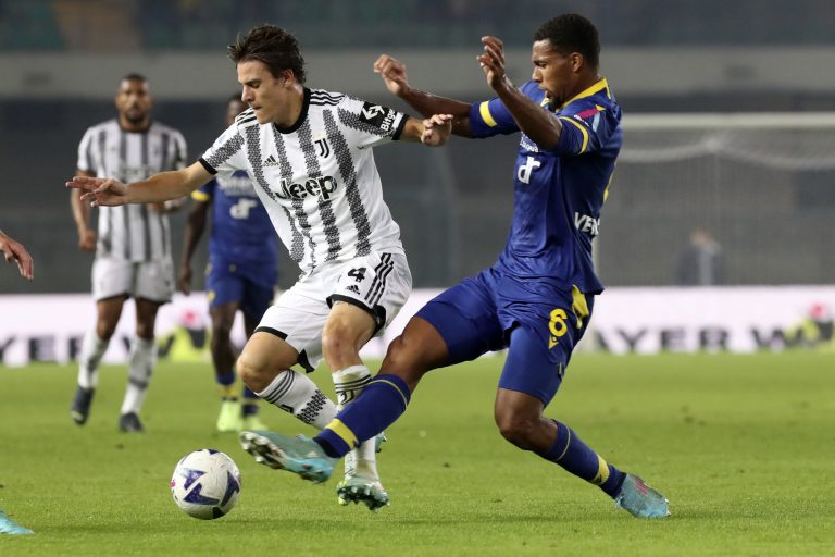 La Juventus ramène trois points de son déplacement à Vérone et retrouve le podium