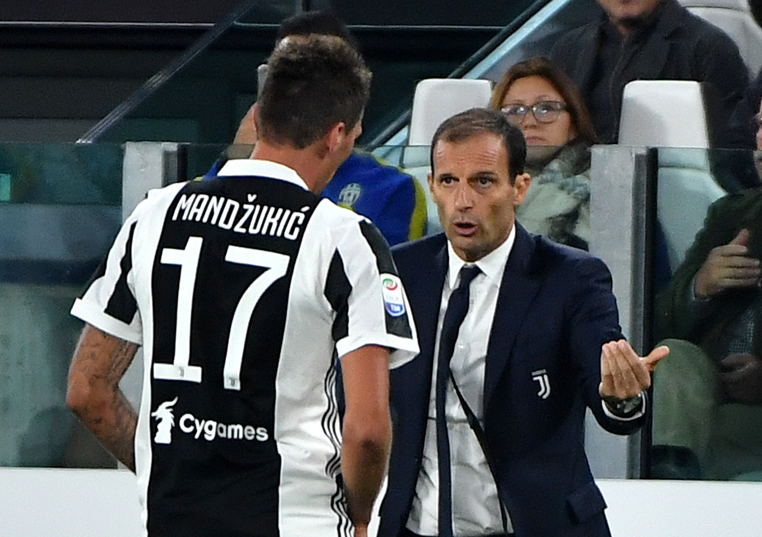 Juventus's coach Massimiliano Allegri (R) talks to Juventus's Croatian forward Mario Mandzukic after he scored during the Italian Serie A football match Juventus vs Fiorentina on September 20, 2017 at Allianz stadium in Turin. / AFP PHOTO / ALBERTO PIZZOLI (Photo credit should read ALBERTO PIZZOLI/AFP via Getty Images)