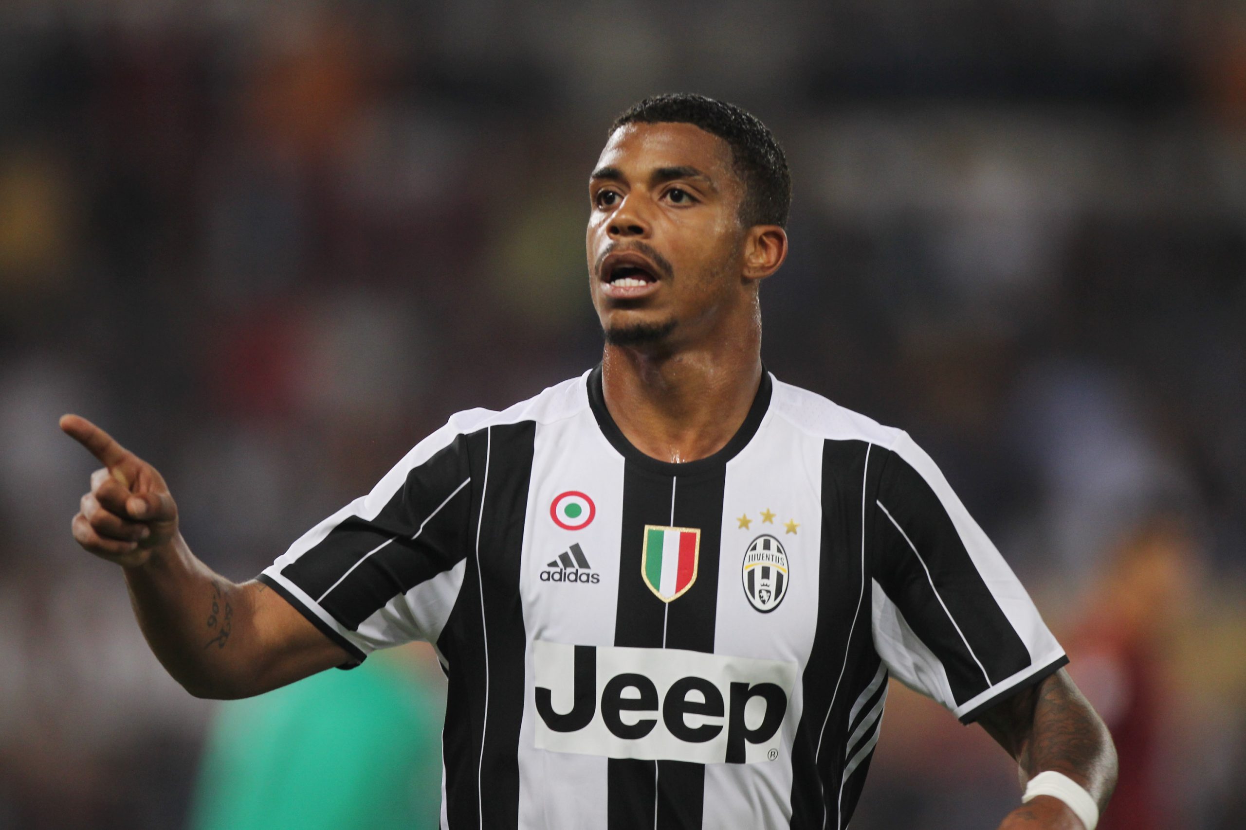 ROME, ITALY - MAY 14: Mario Lemina of Juventus FC celebrates after scoring the opening goal during the Serie A match between AS Roma and Juventus FC at Stadio Olimpico on May 14, 2017 in Rome, Italy. (Photo by Paolo Bruno/Getty Images )