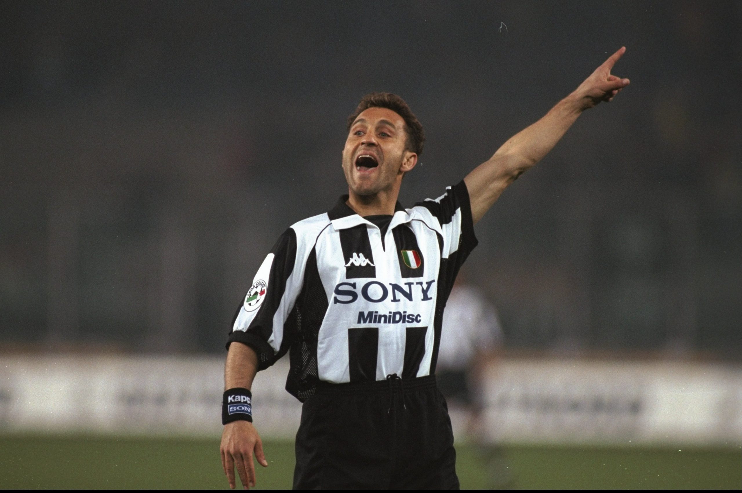 28 Mar 1998: Angelo Di Livio of Juventus during the match between Juventus and Milan in the Italian Serie A played at the Stadio delle Alppi, Turin, Italy. Juventus won the match 4-1. Mandatory Credit: Ben Radford /Allsport