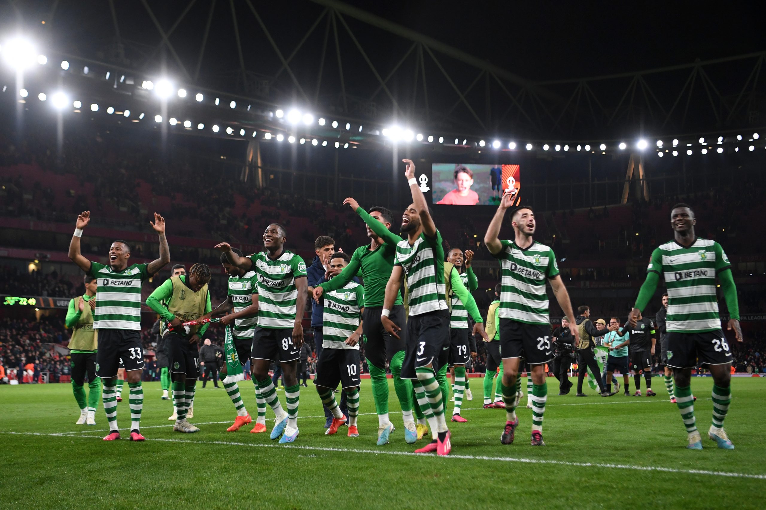 LONDON, ENGLAND - MARCH 16: Players of Sporting CP celebrate their side's penalty shoot out victory in the UEFA Europa League round of 16 leg two match between Arsenal FC and Sporting CP at Emirates Stadium on March 16, 2023 in London, England. (Photo by Shaun Botterill/Getty Images)