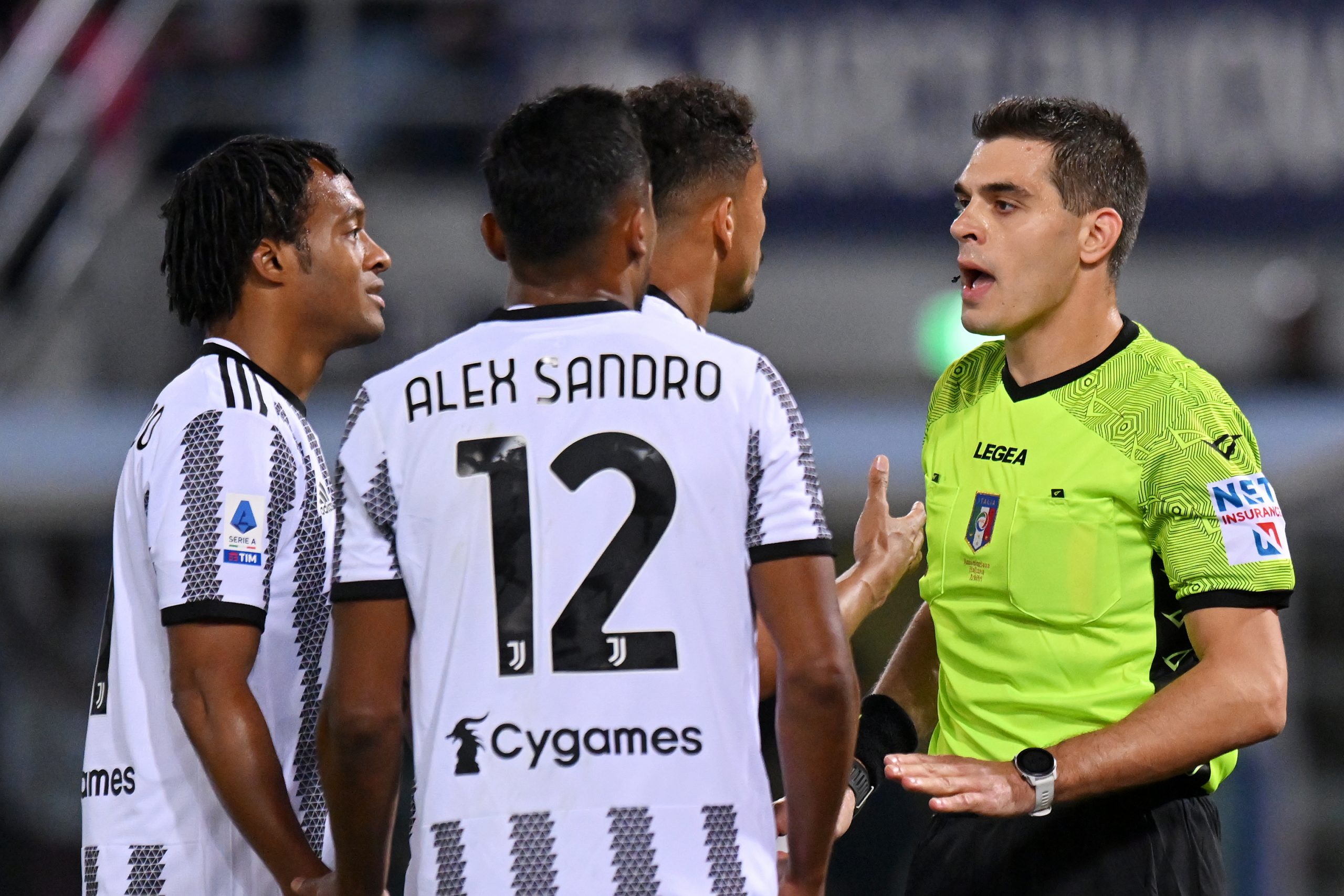 BOLOGNA, ITALY - APRIL 30: Juan Cuadrado and Alex Sandro of Juventus protest towards Referee, Simone Sozza after he awards a penalty to Bologna FC during the Serie A match between Bologna FC and Juventus at Stadio Renato Dall'Ara on April 30, 2023 in Bologna, Italy. (Photo by Alessandro Sabattini/Getty Images)