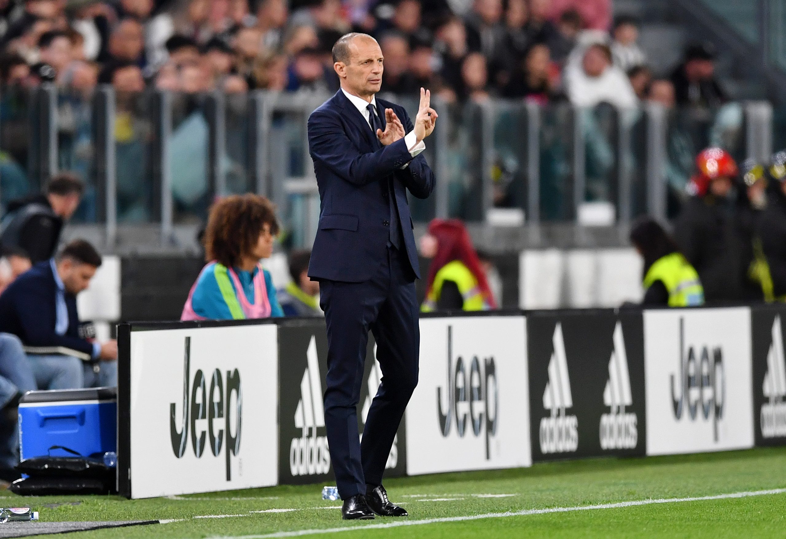 TURIN, ITALY - APRIL 01: Massimiliano Allegri, Manager of Juventus, gives the team instructions during the Serie A match between Juventus and Hellas Verona at Allianz Stadium on April 01, 2023 in Turin, Italy. (Photo by Valerio Pennicino/Getty Images)