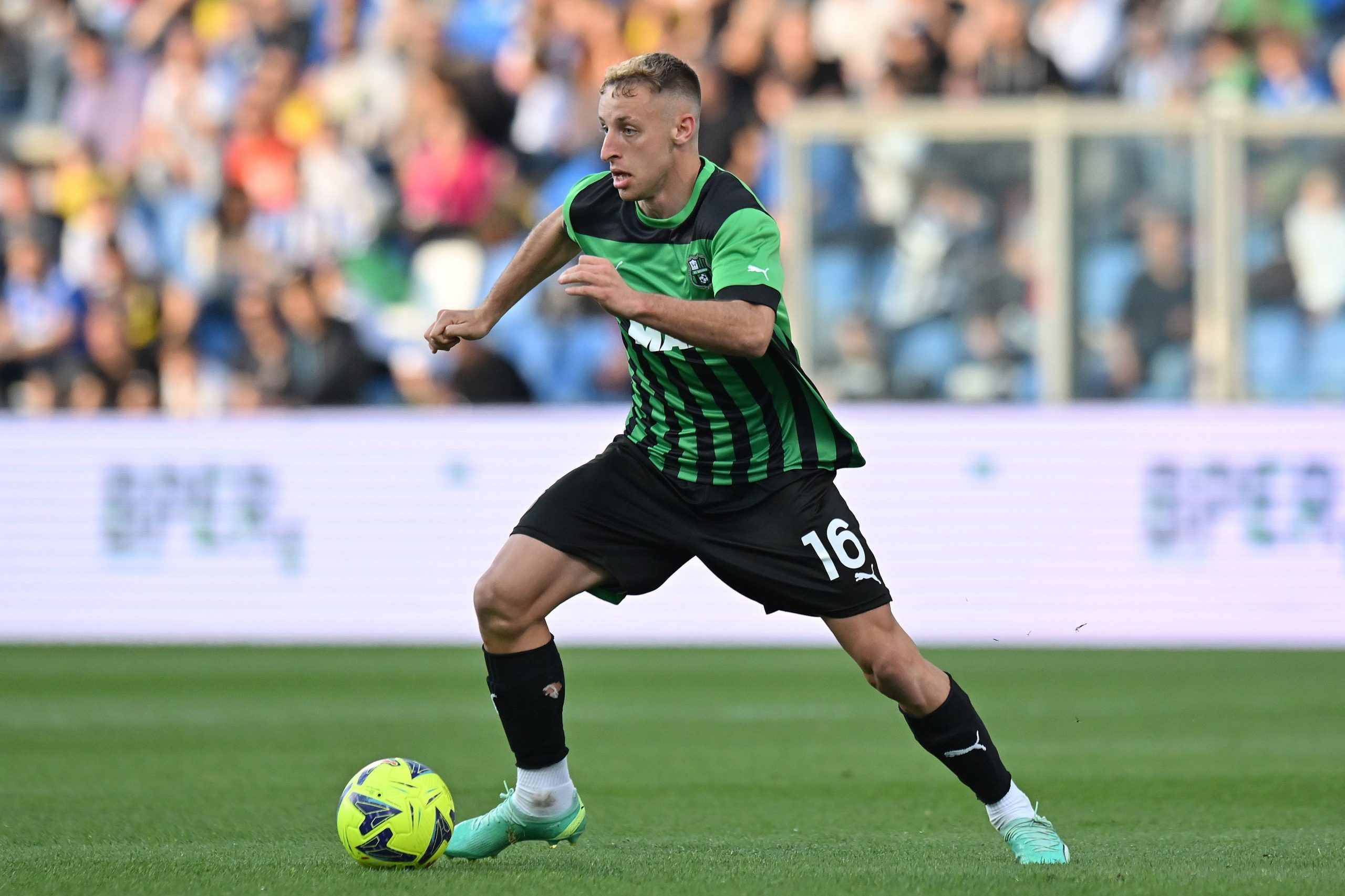 REGGIO NELL'EMILIA, ITALY - APRIL 16: Davide Frattesi of US Sassuolo in action during the Serie A match between US Sassuolo and Juventus at Mapei Stadium - Citta' del Tricolore on April 16, 2023 in Reggio nell'Emilia, Italy. (Photo by Alessandro Sabattini/Getty Images)