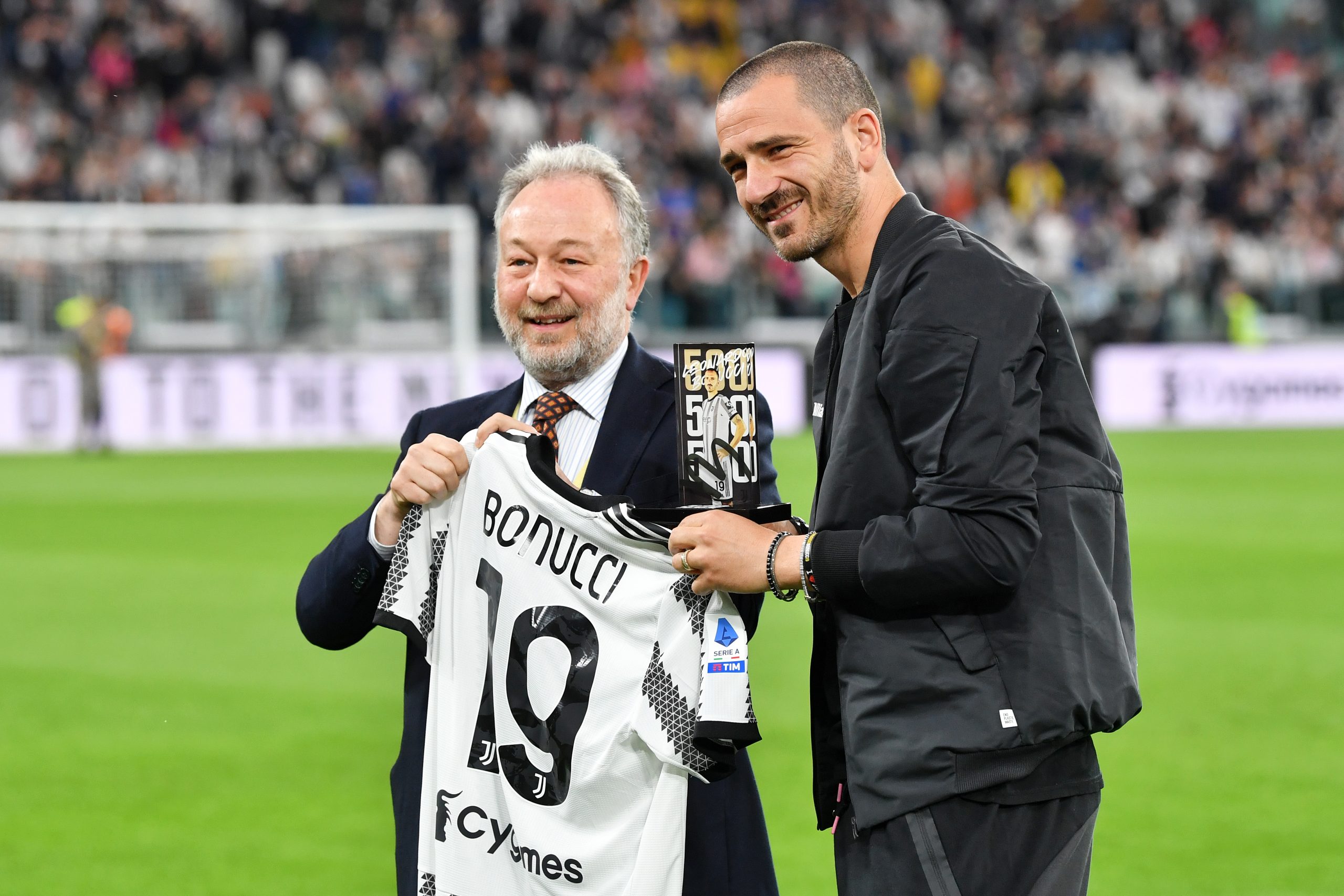 TURIN, ITALY - MAY 14: Leonardo Bonucci of Juventus is presented an award for 500 appearances by Juventus President Gianluca Ferrero prior to the Serie A match between Juventus and US Cremonese at Allianz Stadium on May 14, 2023 in Turin, Italy. (Photo by Valerio Pennicino/Getty Images)