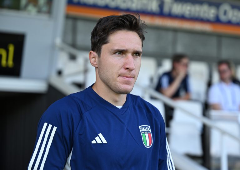 Du très beau monde sur la piste menant à Federico Chiesa