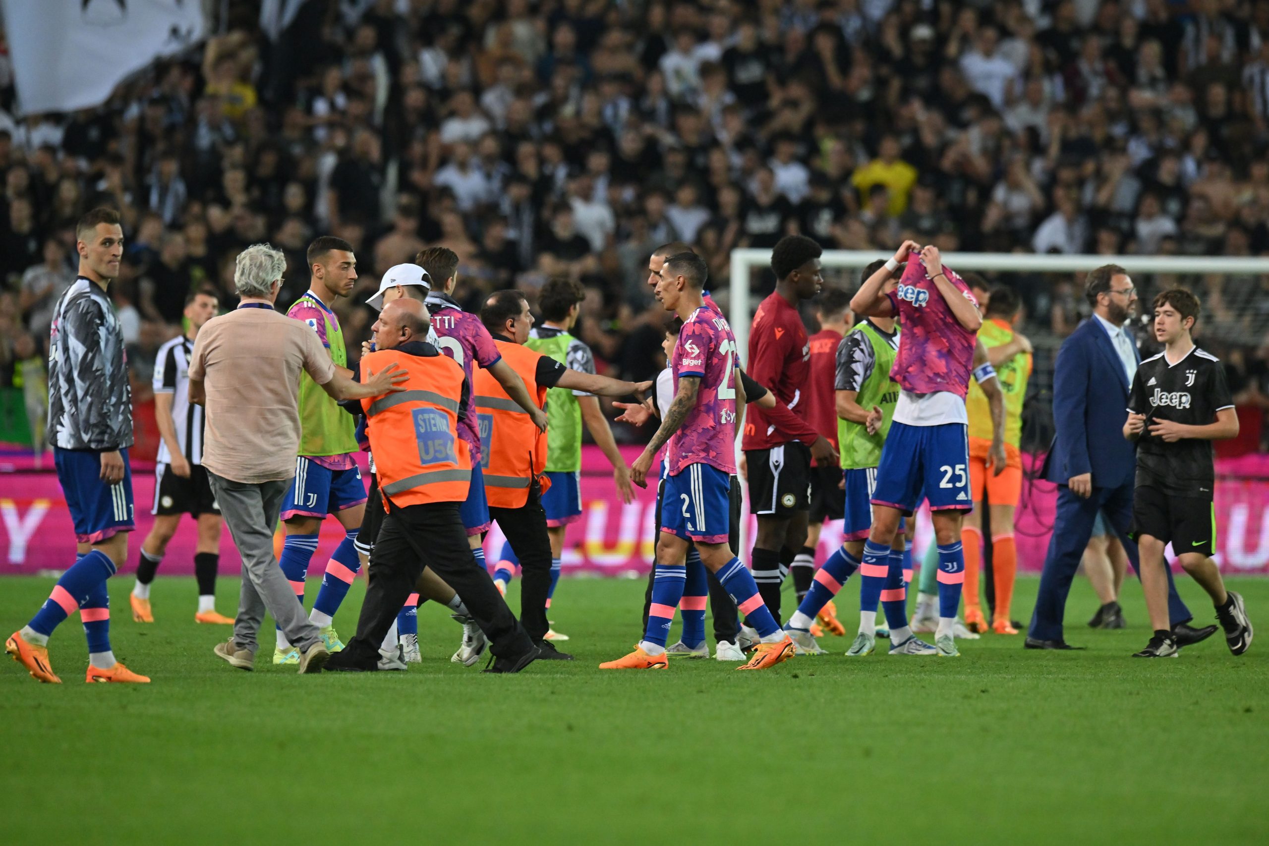 UDINE, ITALY - JUNE 04 :Juventus fans invade the pitch to greet the players after the Serie A match between Udinese Calcio and Juventus at Dacia Arena on June 04, 2023 in Udine, Italy. (Photo by Alessandro Sabattini/Getty Images)