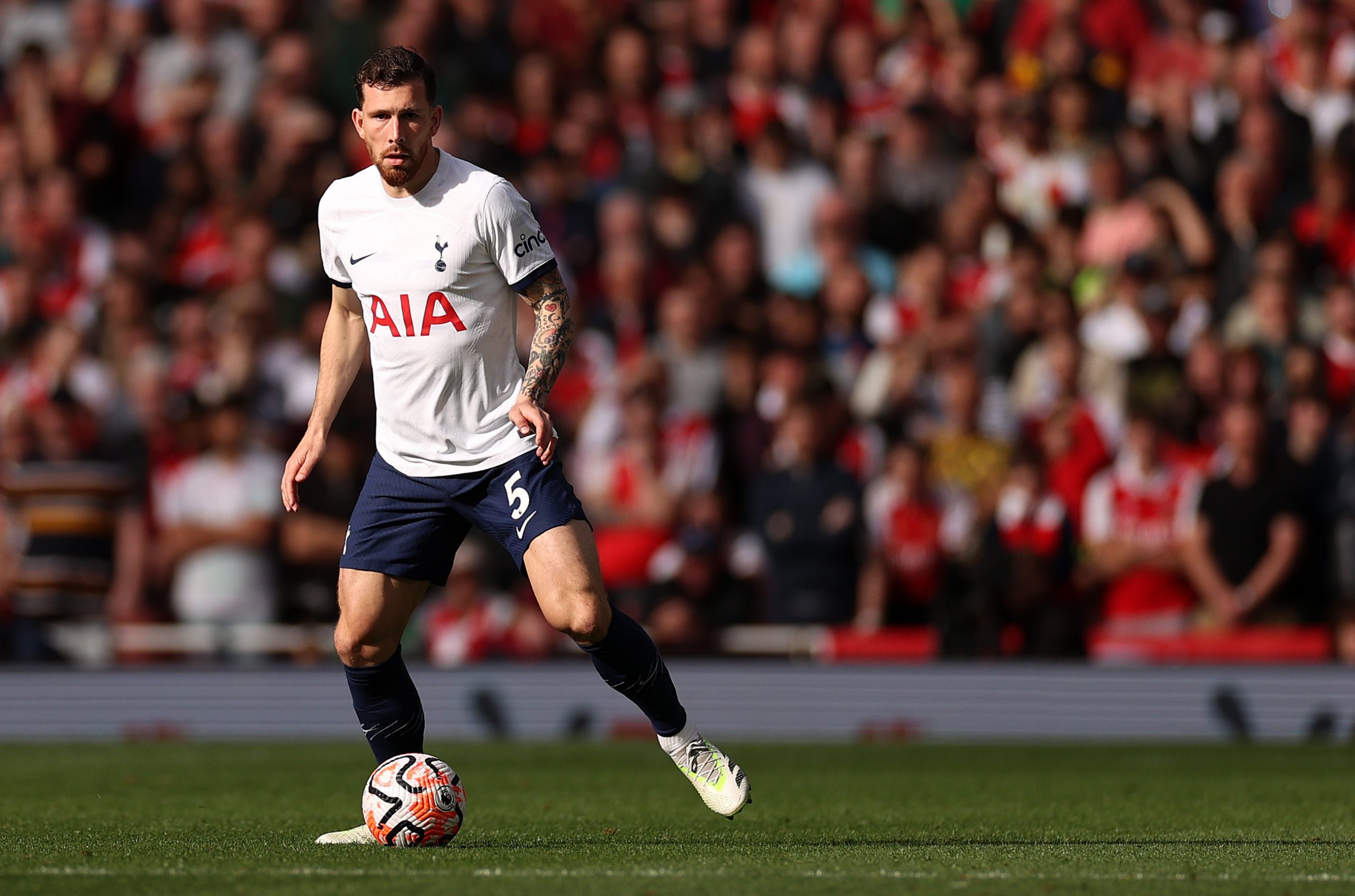 LONDON, ENGLAND - SEPTEMBER 24: Pierre-Emile Hojbjerg of Tottenham Hotspur controls the ball during the Premier League match between Arsenal FC and Tottenham Hotspur at Emirates Stadium on September 24, 2023 in London, England. (Photo by Ryan Pierse/Getty Images)