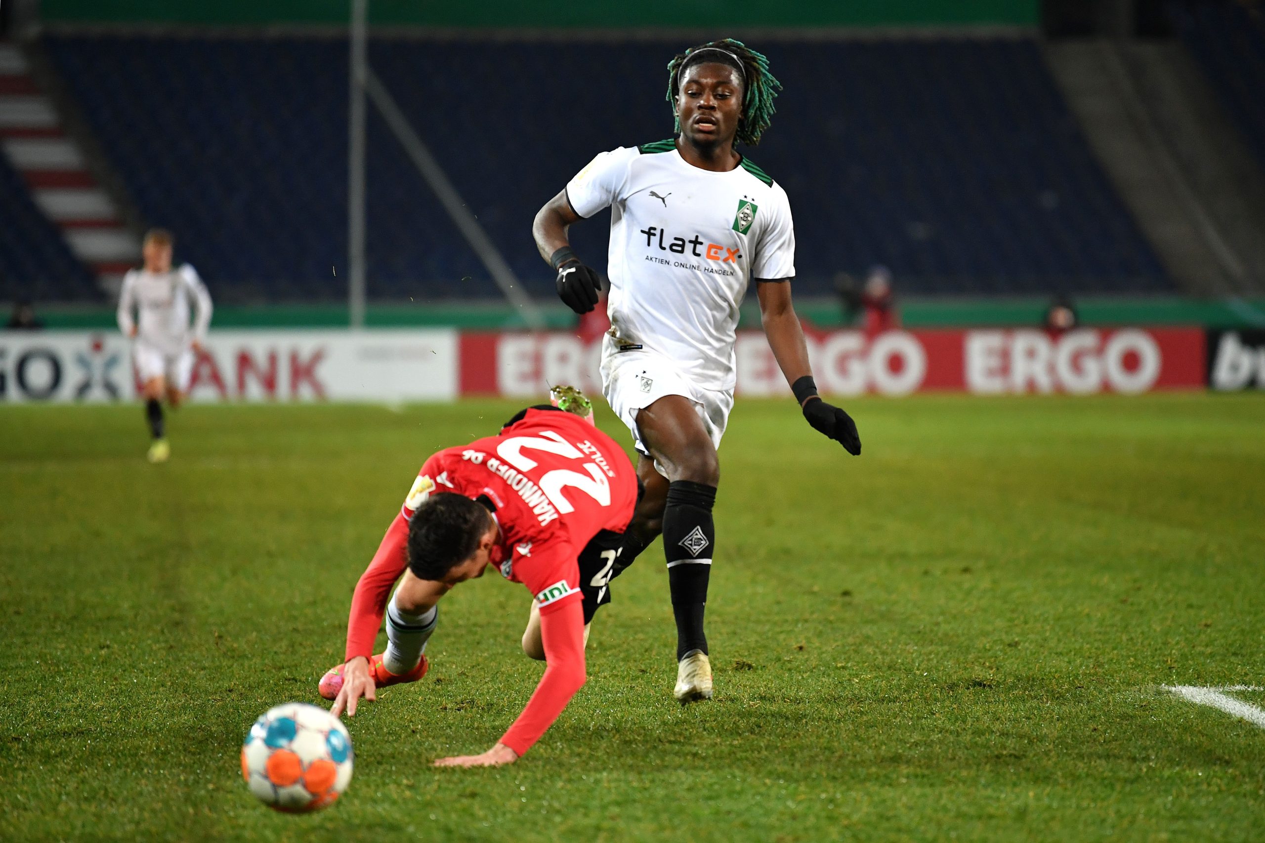 HANOVER, GERMANY - JANUARY 19: Kouadio Emmanuel Koné (R) battles for the ball with Sebastian Stolze of Hannover during the DFB Cup round of sixteen match between Hannover 96 and Borussia Mönchengladbach at HDI-Arena on January 19, 2022 in Hanover, Germany. (Photo by Stuart Franklin/Getty Images)