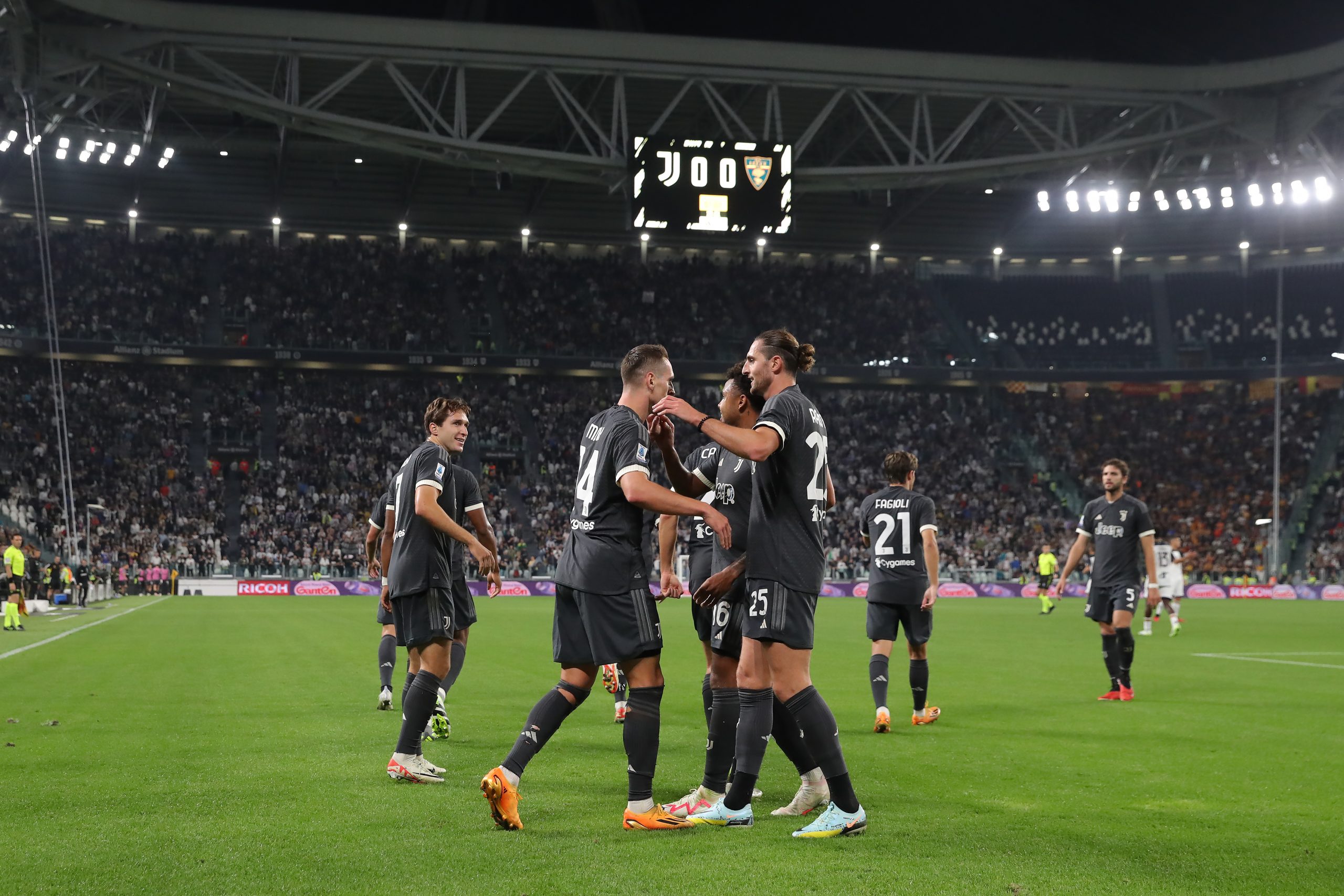 TURIN, ITALY - SEPTEMBER 26: Arkadiusz Milik of Juventus celebrates with teammates after scoring to give the side a 1-0 lead during the Serie A TIM match between Juventus and US Lecce at Allianz Stadium on September 26, 2023 in Turin, Italy. (Photo by Jonathan Moscrop/Getty Images)