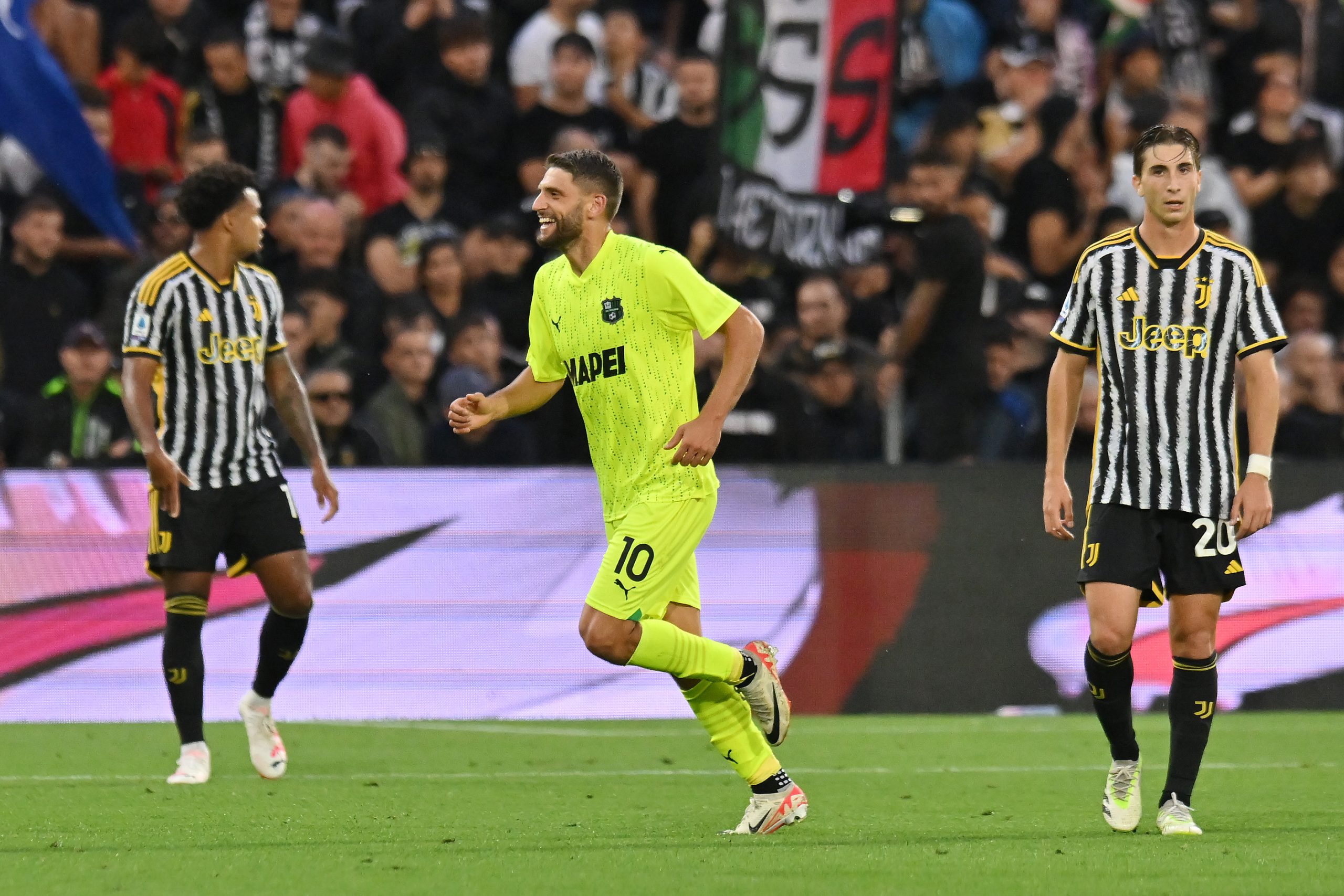 REGGIO NELL'EMILIA, ITALY - SEPTEMBER 23: Domenico Berardi of Sassuolo celebrates after scoring the team's second goal during the Serie A TIM match between US Sassuolo and Juventus at Mapei Stadium - Citta' del Tricolore on September 23, 2023 in Reggio nell'Emilia, Italy. (Photo by Alessandro Sabattini/Getty Images)