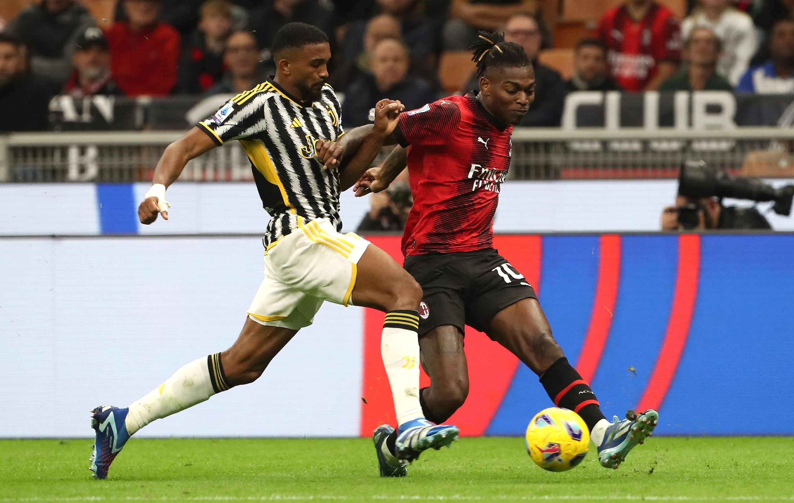 MILAN, ITALY - OCTOBER 22: Bremer of Juventus FC battles for possession with Rafael Leao of AC Milan during the Serie A TIM match between AC Milan and Juventus FC at Stadio Giuseppe Meazza on October 22, 2023 in Milan, Italy. (Photo by Marco Luzzani/Getty Images)