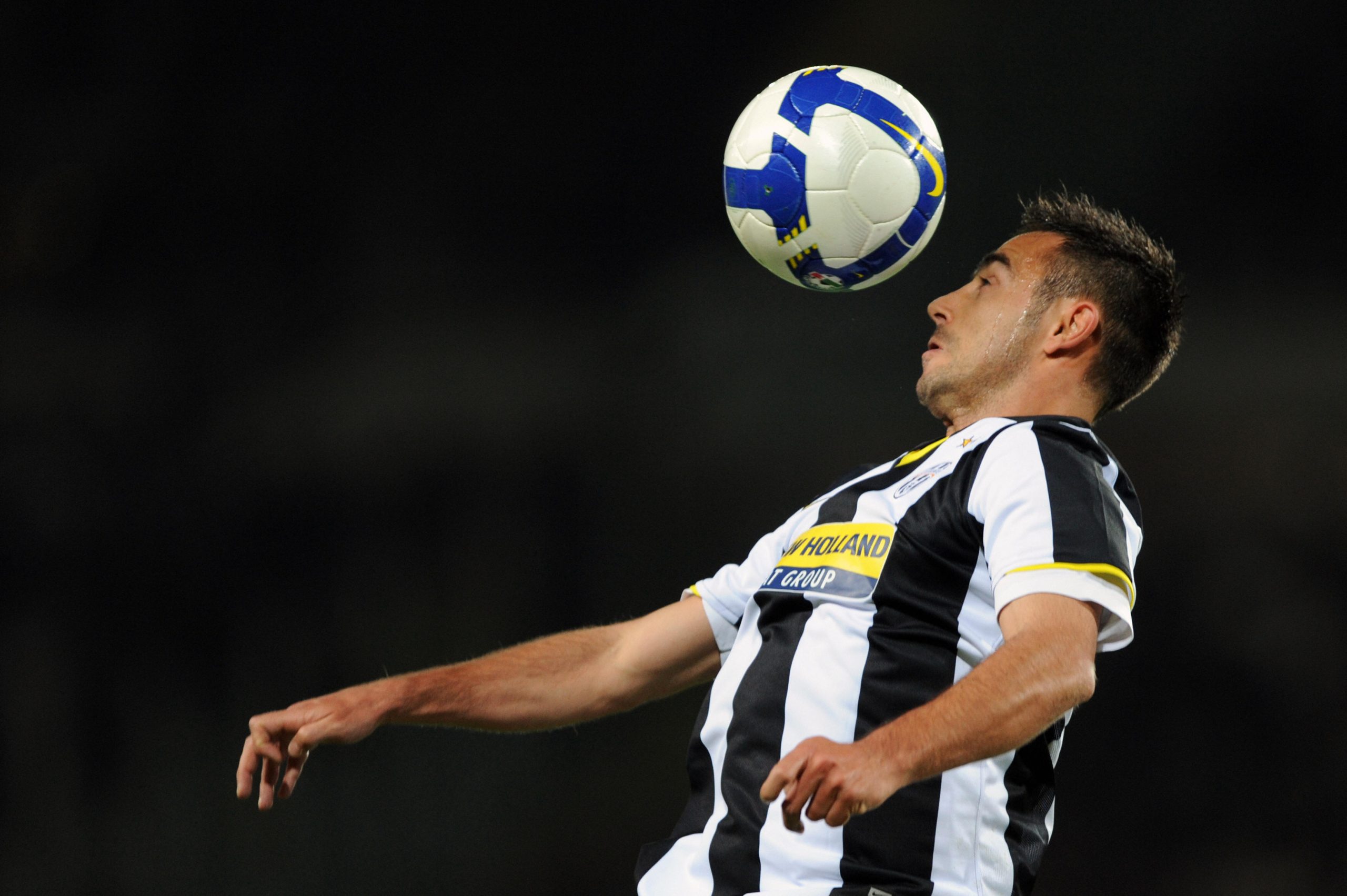 Juventus midfielder Marco Marchionni eyes the ball during his team's Italian Serie A football matchagainst Inter Milan on April 18, 2009 at the Olympic Stadium in Turin. AFP PHOTO / GIUSEPPE CACACE (Photo credit should read GIUSEPPE CACACE/AFP via Getty Images)