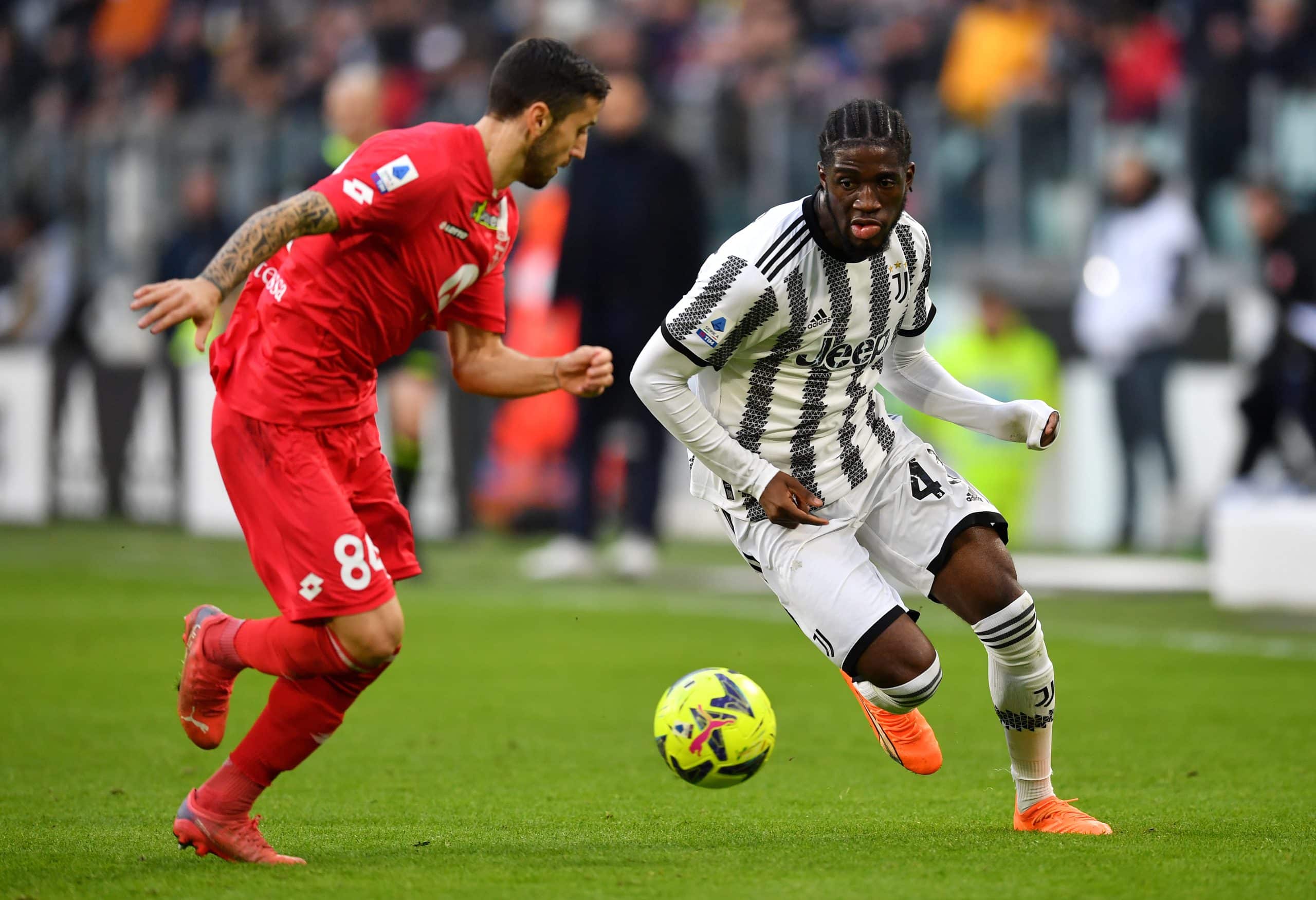 TURIN, ITALY - JANUARY 29: Samuel Iling-Junior of Juventus battles for possession with Patrick Ciurria of AC Monza during the Serie A match between Juventus and AC Monza at on January 29, 2023 in Turin, Italy. (Photo by Valerio Pennicino/Getty Images)