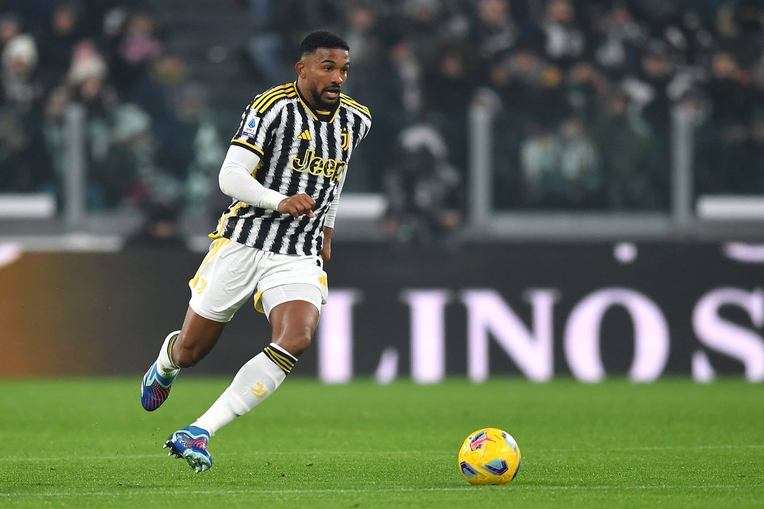 TURIN, ITALY - DECEMBER 08: Gleison Bremer of Juventus in action during the Serie A TIM match between Juventus and SSC Napoli at Allianz Stadium on December 8, 2023 in Turin, Italy. (Photo by Valerio Pennicino/Getty Images)