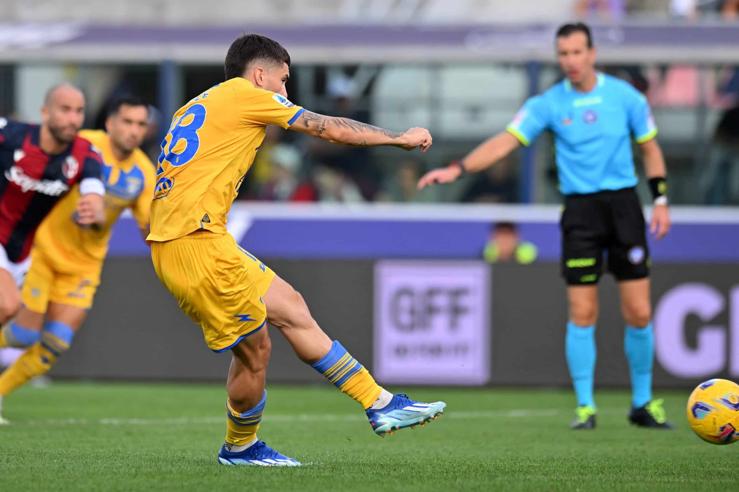 BOLOGNA, ITALY - OCTOBER 22: Matías Soulé of Frosinone Calcio scores a goal (2-1) during the Serie A TIM match between Bologna FC and Frosinone Calcio at Stadio Renato Dall'Ara on October 22, 2023 in Bologna, Italy. (Photo by Alessandro Sabattini/Getty Images)