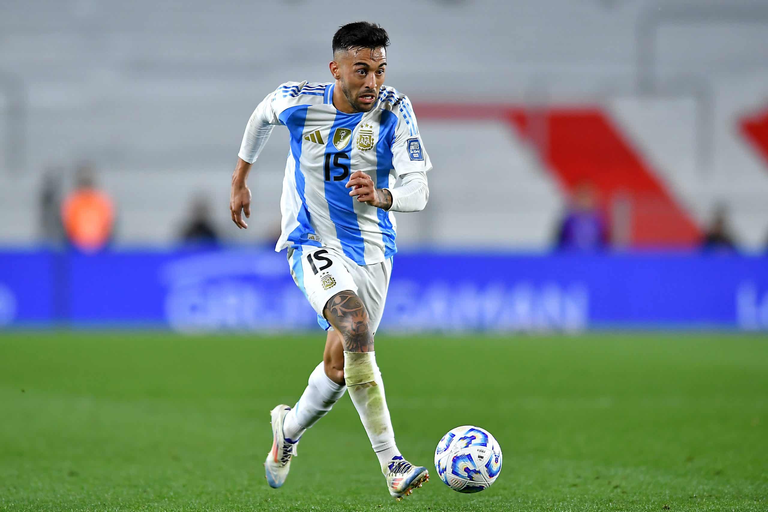 BUENOS AIRES, ARGENTINA - SEPTEMBER 05: Nicolás González of Argentina controls the ball during the FIFA World Cup 2026 Qualifier match between Argentina and Chile at Estadio Más Monumental Antonio Vespucio Liberti on September 05, 2024 in Buenos Aires, Argentina. (Photo by Marcelo Endelli/Getty Images)