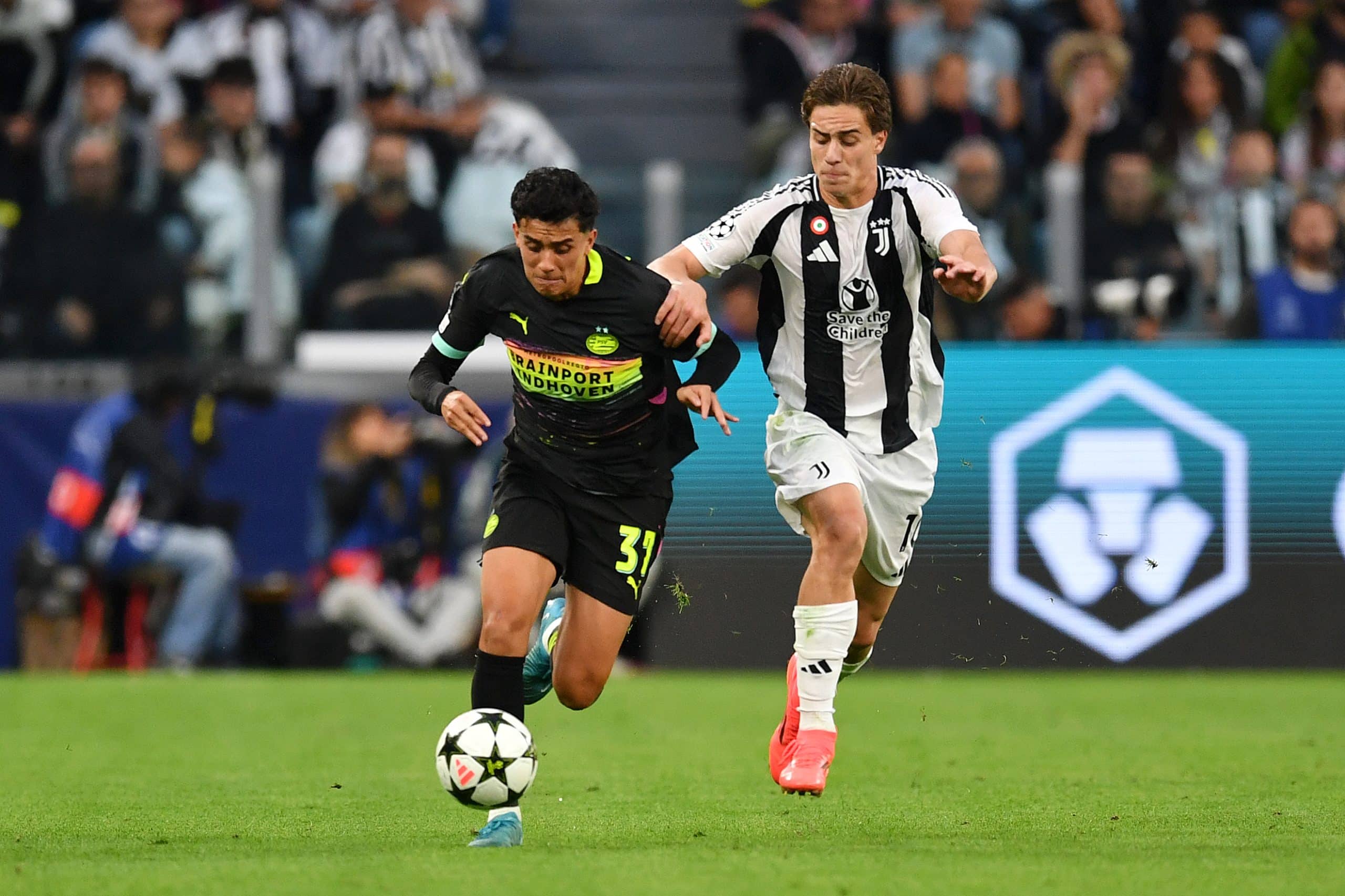 TURIN, ITALY - SEPTEMBER 17: Richard Ledezma of PSV Eindhoven is challenged by Kenan Yildiz of Juventus during the UEFA Champions League 2024/25 League Phase MD1 match between Juventus and PSV Eindhoven at Juventus Stadium on September 17, 2024 in Turin, Italy. (Photo by Valerio Pennicino/Getty Images)