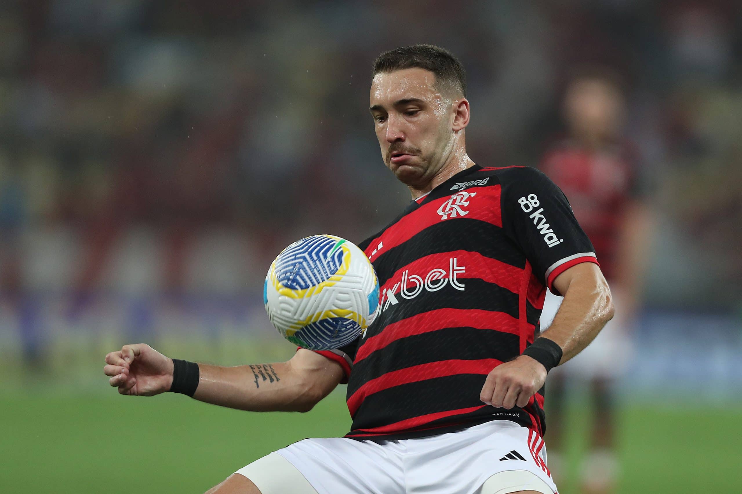 RIO DE JANEIRO, BRAZIL - SEPTEMBER 12: Leo Ortiz of Flamengo controls the ball during the match between Flamengo and Bahia as part of the quarter finals of Copa do Brasil 2024 at Maracana Stadium on September 12, 2024 in Rio de Janeiro, Brazil. (Photo by Wagner Meier/Getty Images)