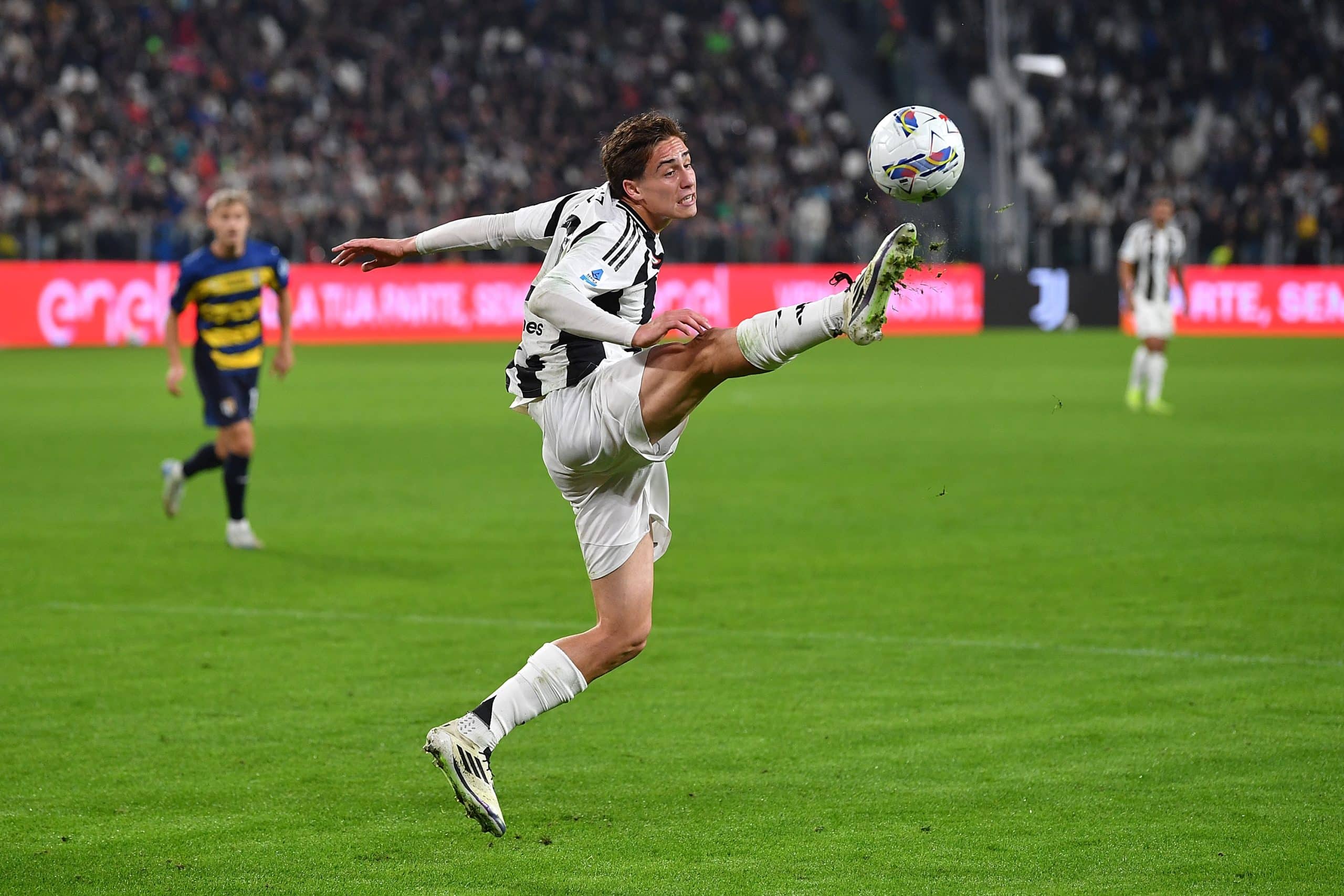 TURIN, ITALY - OCTOBER 30: Kenan Yõldõz of Juventus controls the ball during the Serie A match between Juventus and Parma at Allianz Stadium on October 30, 2024 in Turin, Italy. (Photo by Valerio Pennicino/Getty Images)