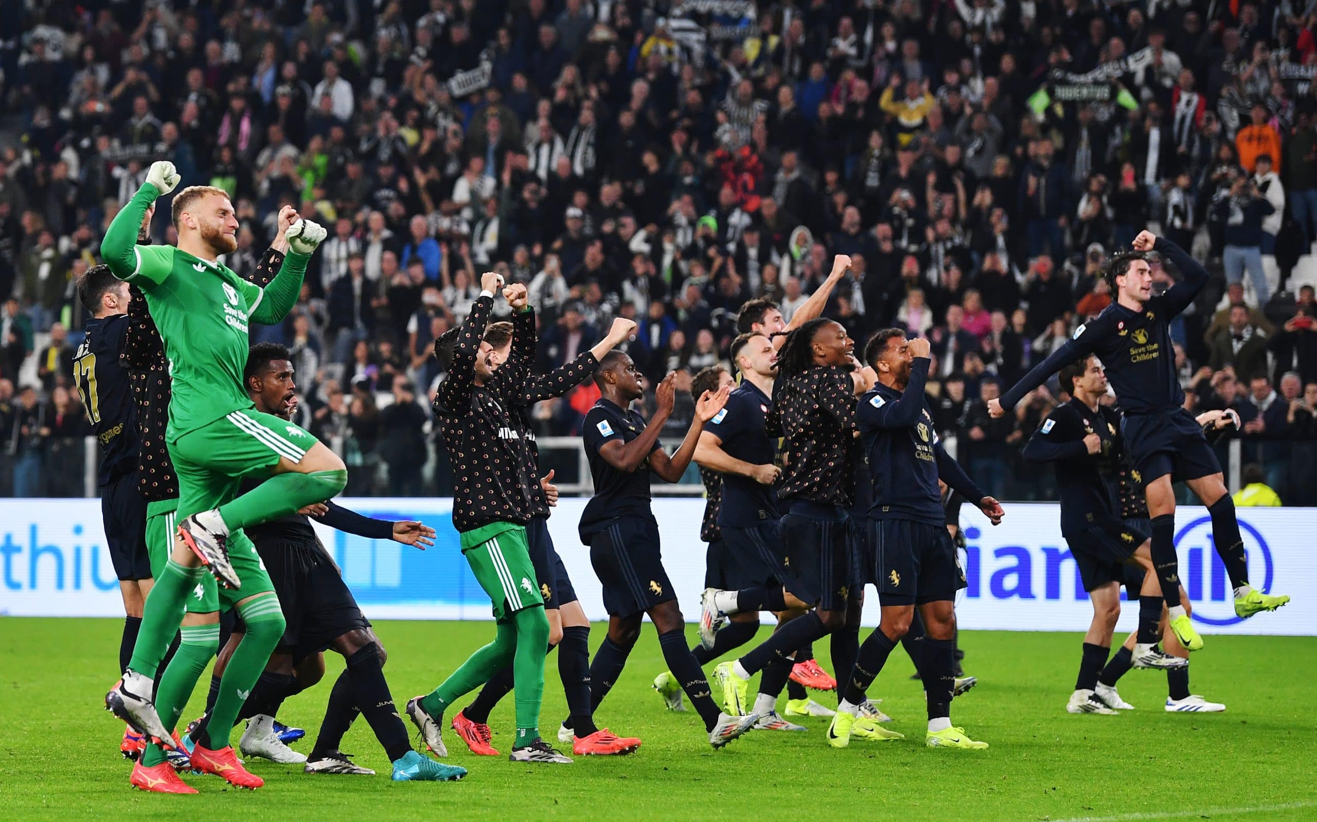 TURIN, ITALY - OCTOBER 19: Players of Juventus celebrate after the team's victory during the Serie A match between Juventus and SS Lazio at Allianz Stadium on October 19, 2024 in Turin, Italy. (Photo by Valerio Pennicino/Getty Images)