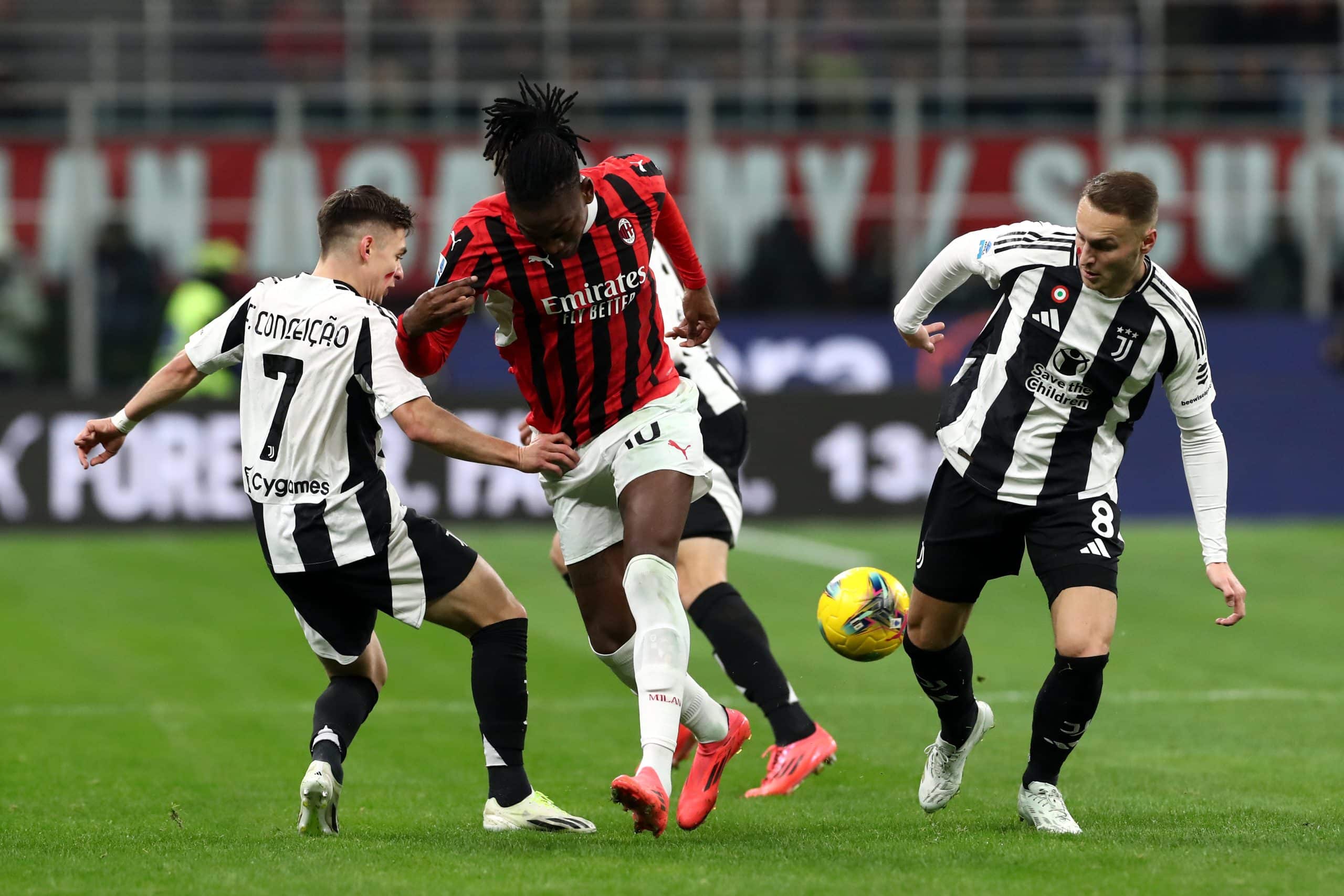 MILAN, ITALY - NOVEMBER 23: Rafael Leao of AC Milan is challenged by Francisco Conceicao and Teun Koopmeiners of Juventus during the Serie A match between AC Milan and Juventus at Stadio Giuseppe Meazza on November 23, 2024 in Milan, Italy. (Photo by Marco Luzzani/Getty Images)