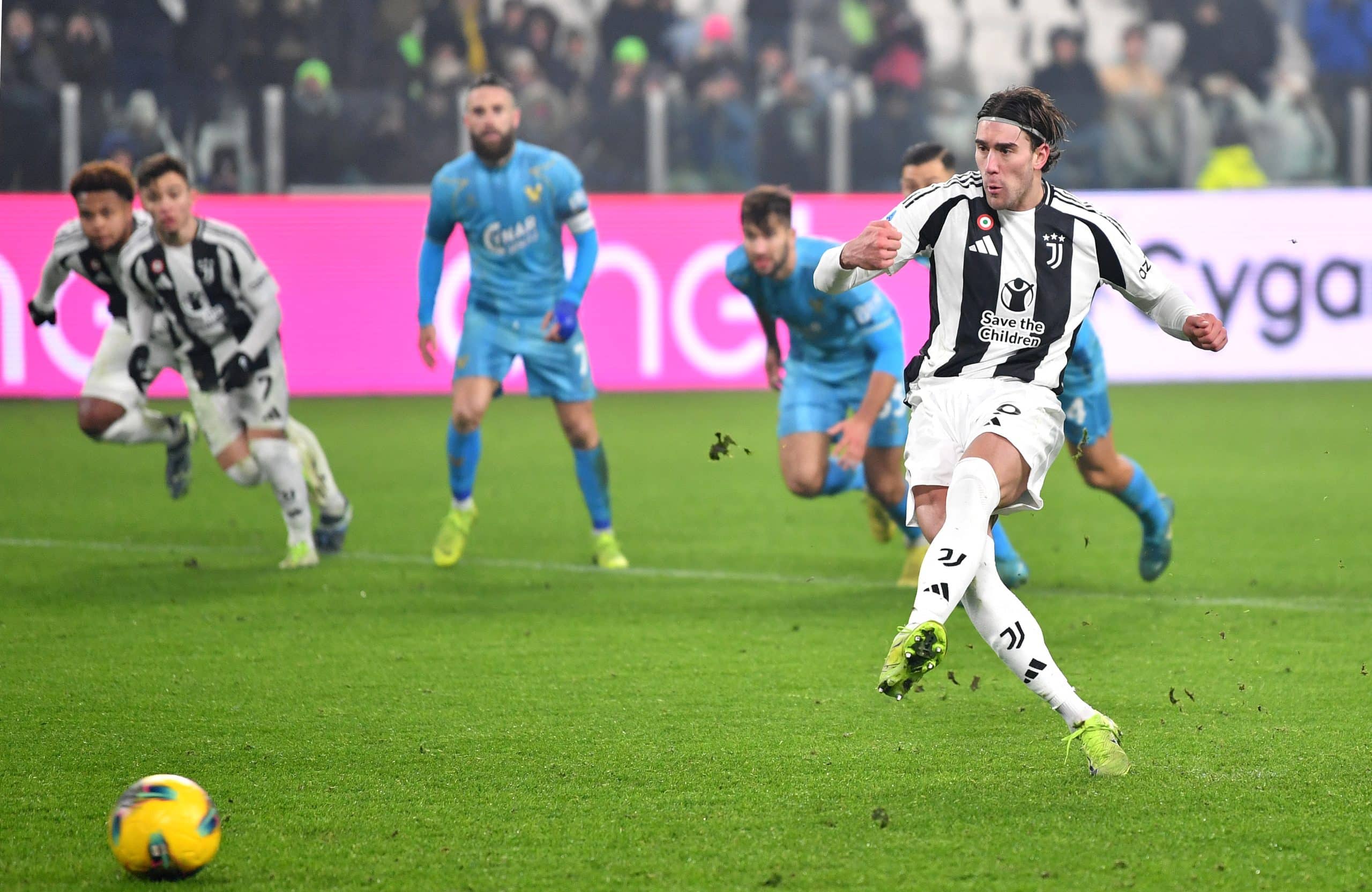 TURIN, ITALY - DECEMBER 14: Dusan Vlahovic of Juventus scores his team's second goal from the penalty spot during the Serie A match between Juventus and Venezia at Allianz Stadium on December 14, 2024 in Turin, Italy. (Photo by Valerio Pennicino/Getty Images)