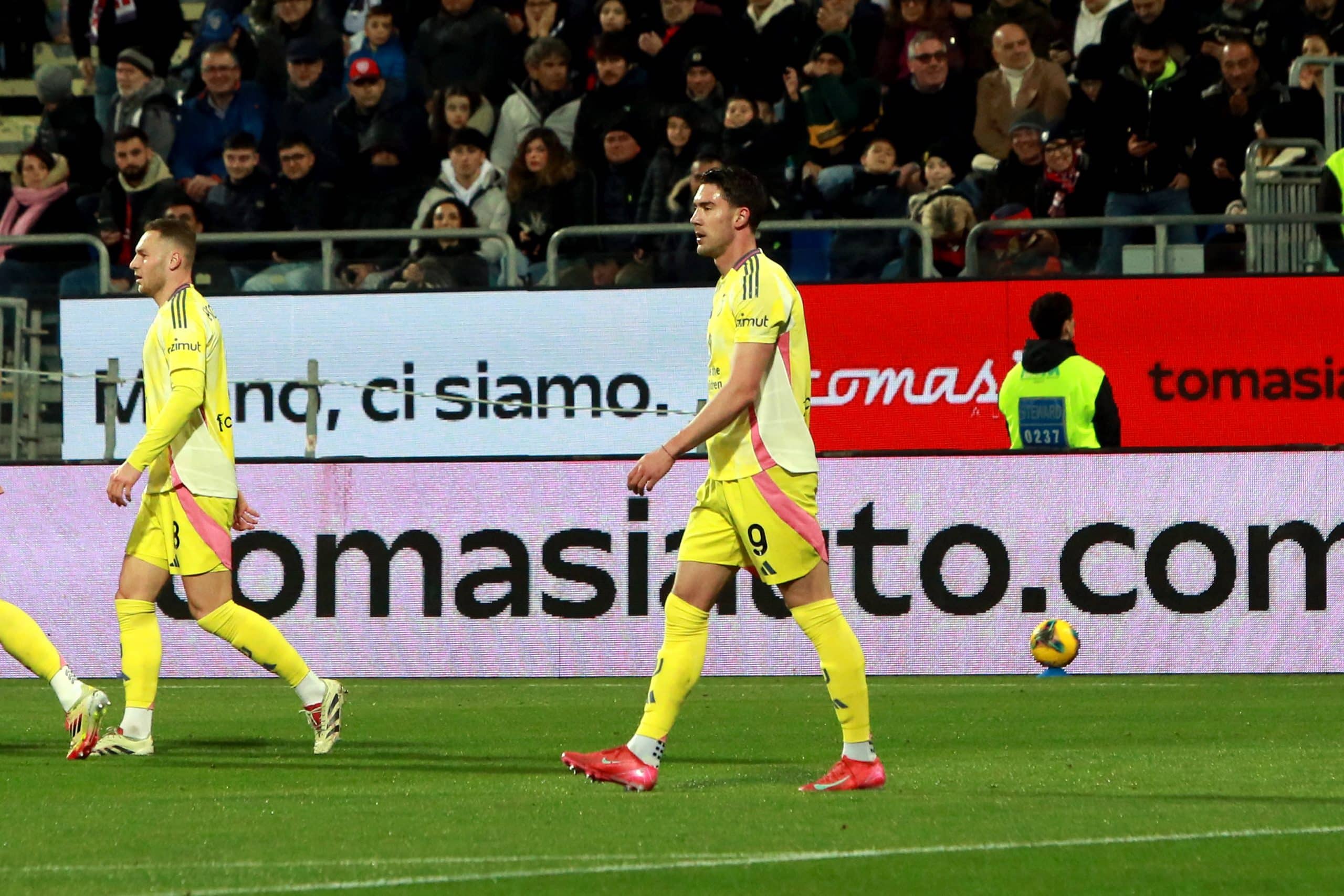 CAGLIARI, ITALY - FEBRUARY 23: Dusan Vlahovic of Juventus celebrates the first goal of his team during the Serie A match between Cagliari and Juventus at Sardegna Arena on February 23, 2025 in Cagliari, Italy. (Photo by Enrico Locci/Getty Images)