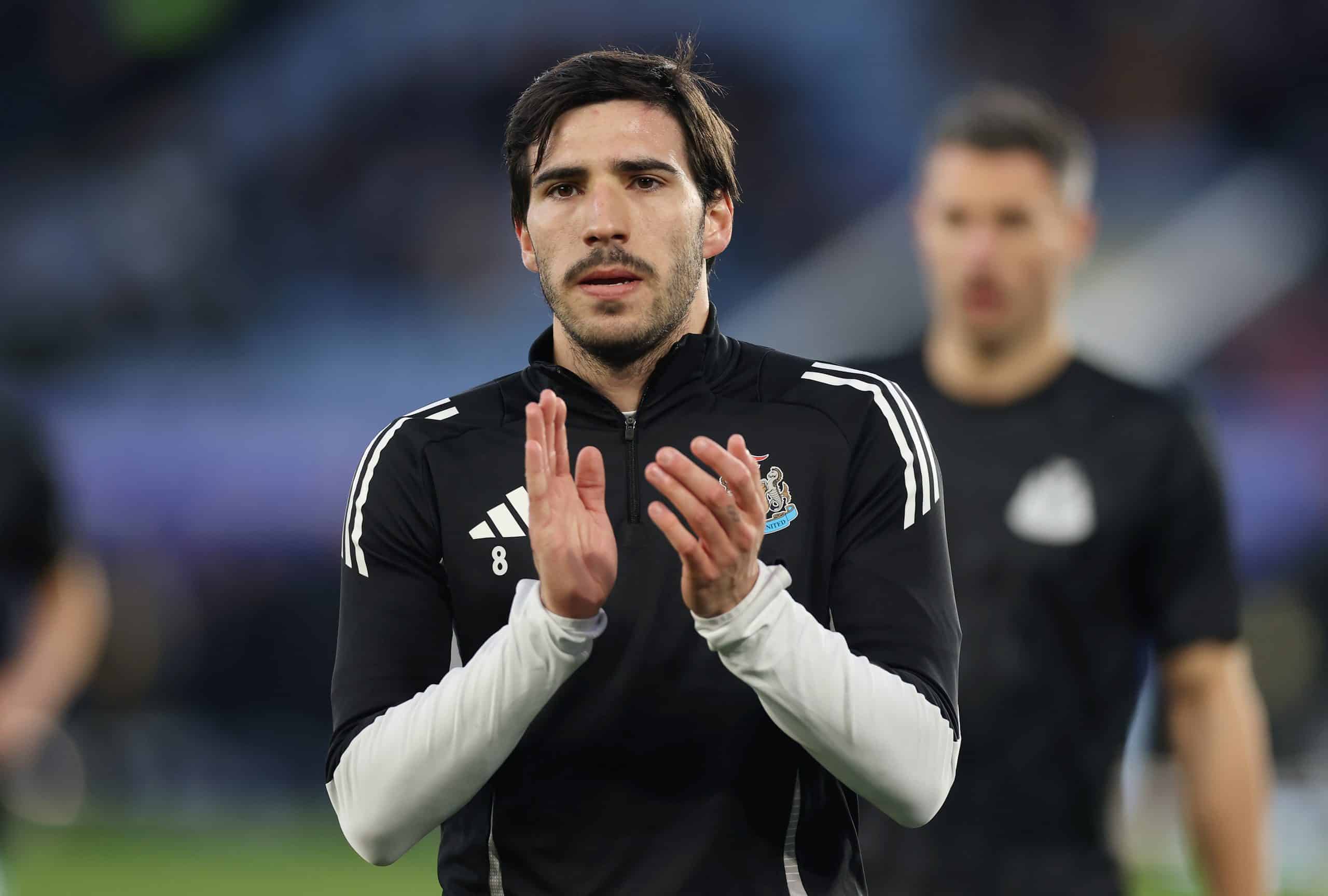 LEICESTER, ENGLAND - APRIL 07: Sandro Tonali of Newcastle United applauds the fans as he warms up prior to the Premier League match between Leicester City FC and Newcastle United FC at The King Power Stadium on April 07, 2025 in Leicester, England. (Photo by Carl Recine/Getty Images)