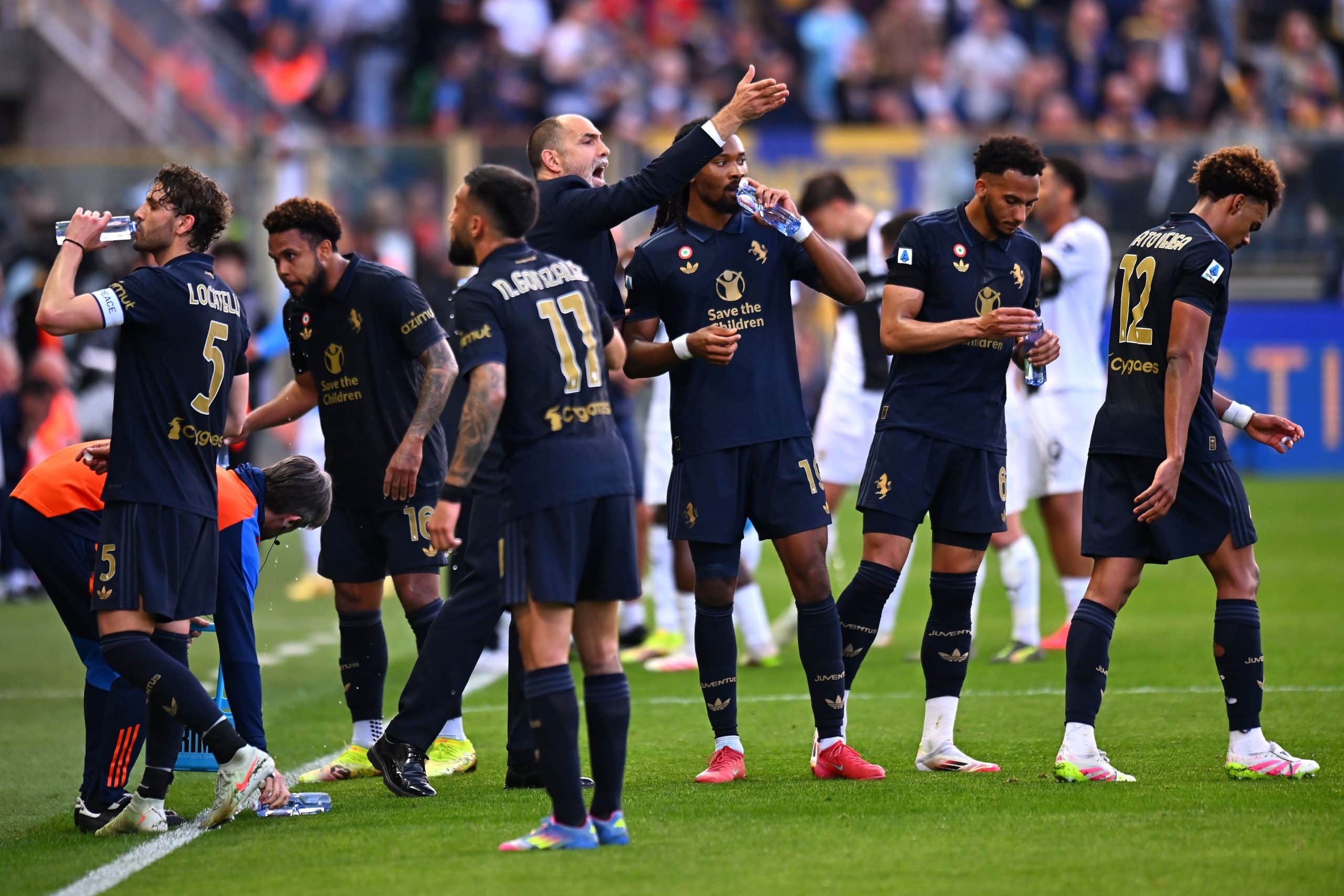PARMA, ITALY - APRIL 23: Igor Tudor head coach of Juventus issues instructions to his players during the Serie A match between Parma and Juventus at Stadio Ennio Tardini on April 23, 2025 in Parma, Italy. (Photo by Alessandro Sabattini/Getty Images)