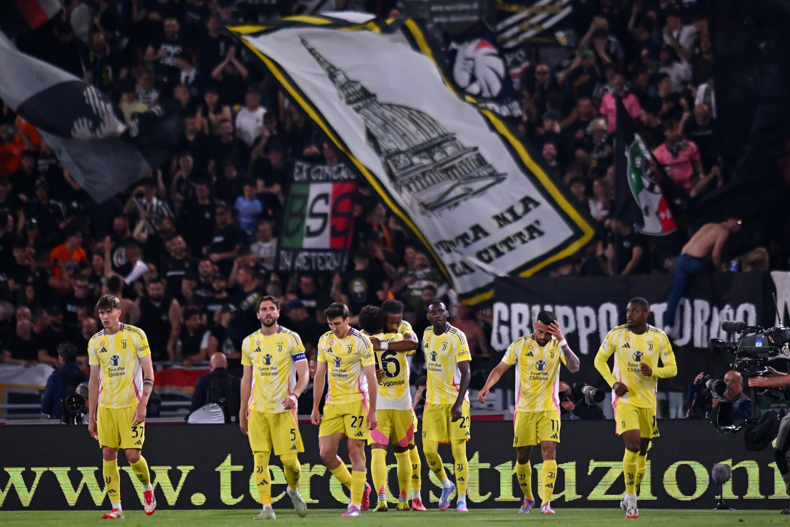 BOLOGNA, ITALY - MAY 04: Khephren Thuram of Juventus celebrates scoring his team's first goal with teammates during the Serie A match between Bologna and Juventus at Stadio Renato Dall'Ara on May 04, 2025 in Bologna, Italy. (Photo by Alessandro Sabattini/Getty Images)