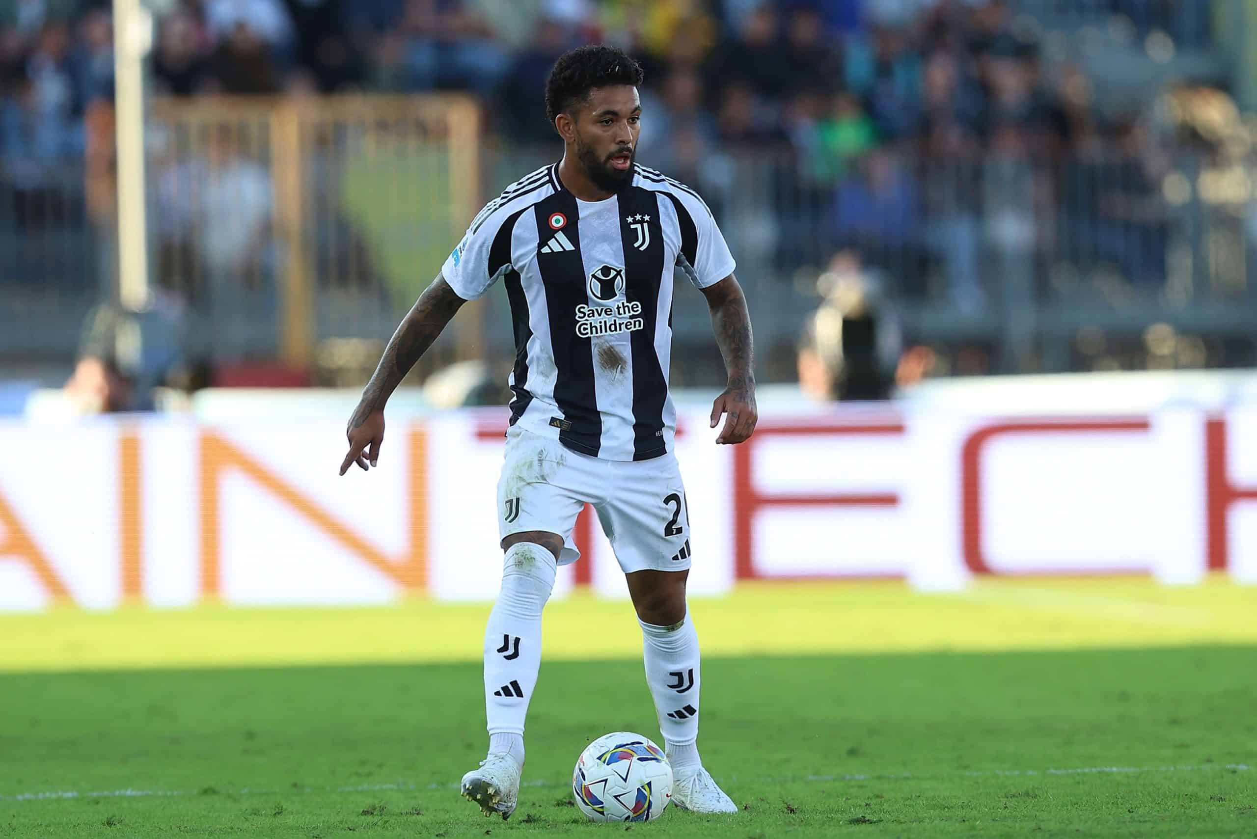 EMPOLI, ITALY - SEPTEMBER 14: Douglas Luiz of Juventus in action during the Serie A match between Empoli and Juventus at Stadio Carlo Castellani on September 14, 2024 in Empoli, Italy. (Photo by Gabriele Maltinti/Getty Images)