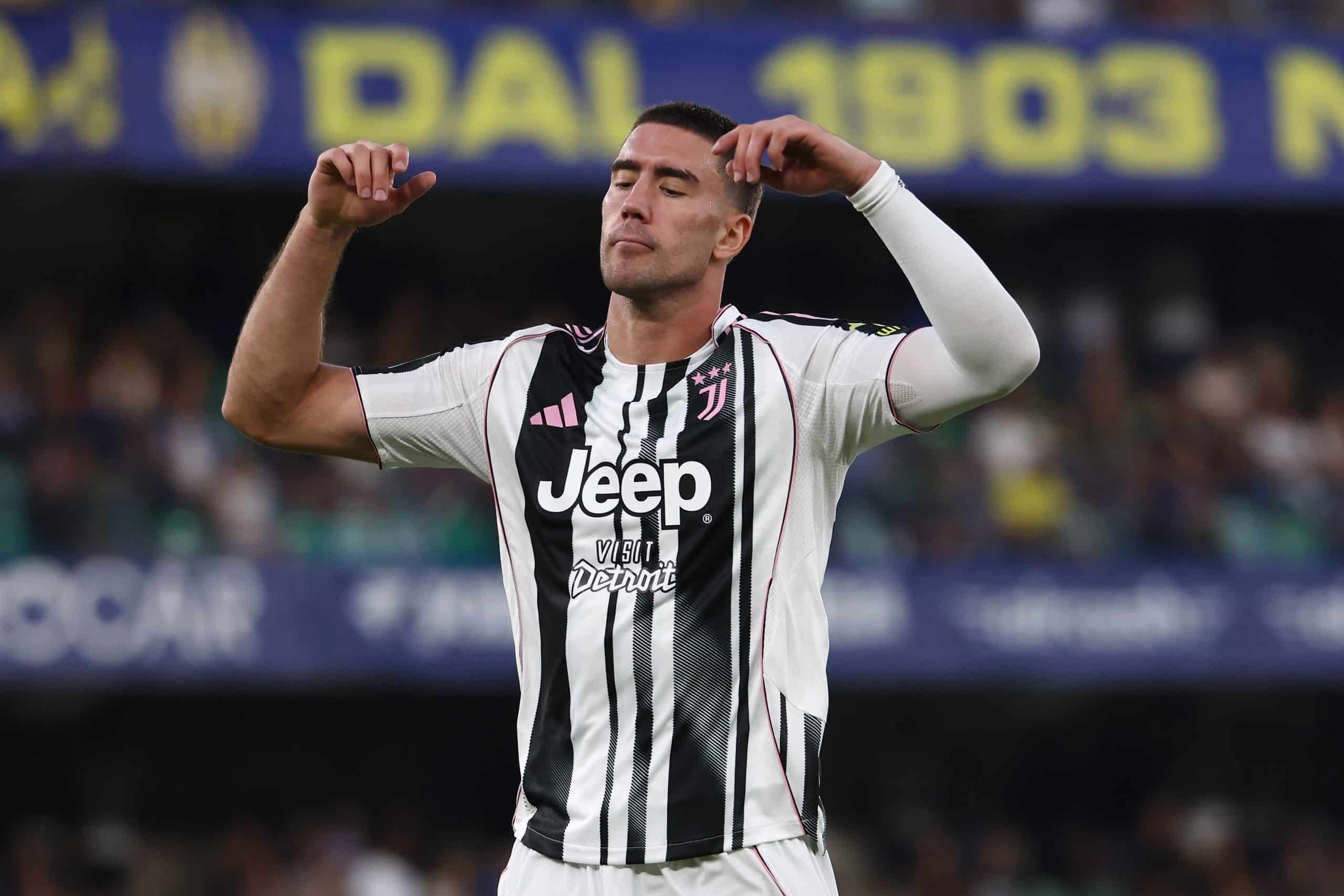 VERONA, ITALY - SEPTEMBER 20: Dusan Vlahovic of Juventus FC reacts during the Serie A match between Hellas Verona FC and Juventus FC at Stadio Marcantonio Bentegodi on September 20, 2025 in Verona, Italy. (Photo by Francesco Scaccianoce/Getty Images)