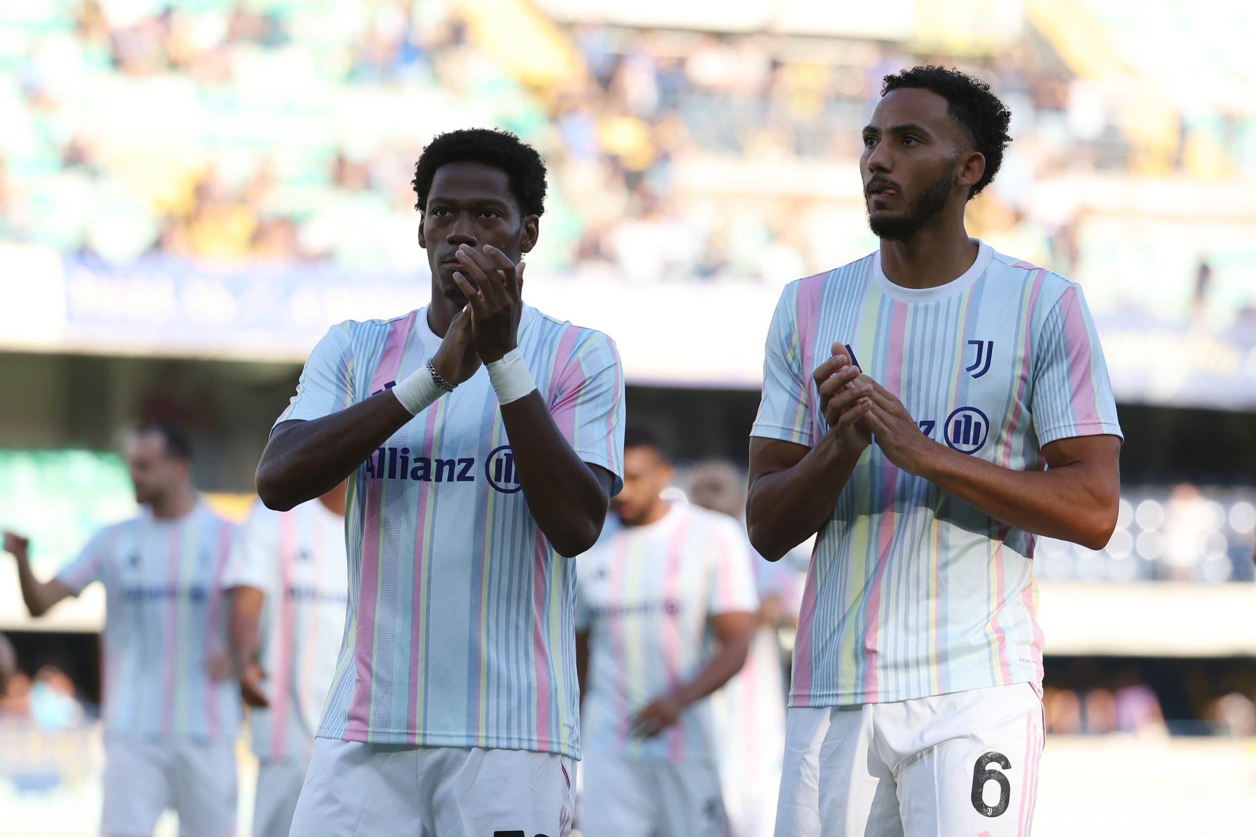 VERONA, ITALY - SEPTEMBER 20: Lloyd Kelly of Juventus FC and Jonathan David of Juventus FC greet fans prior to the Serie A match between Hellas Verona FC and Juventus FC at Stadio Marcantonio Bentegodi on September 20, 2025 in Verona, Italy. (Photo by Francesco Scaccianoce/Getty Images)