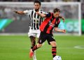 Nico Gonzalez aux prises avec Luka Modric lors de Juventus - Milan (Photo by Valerio Pennicino/Getty Images)